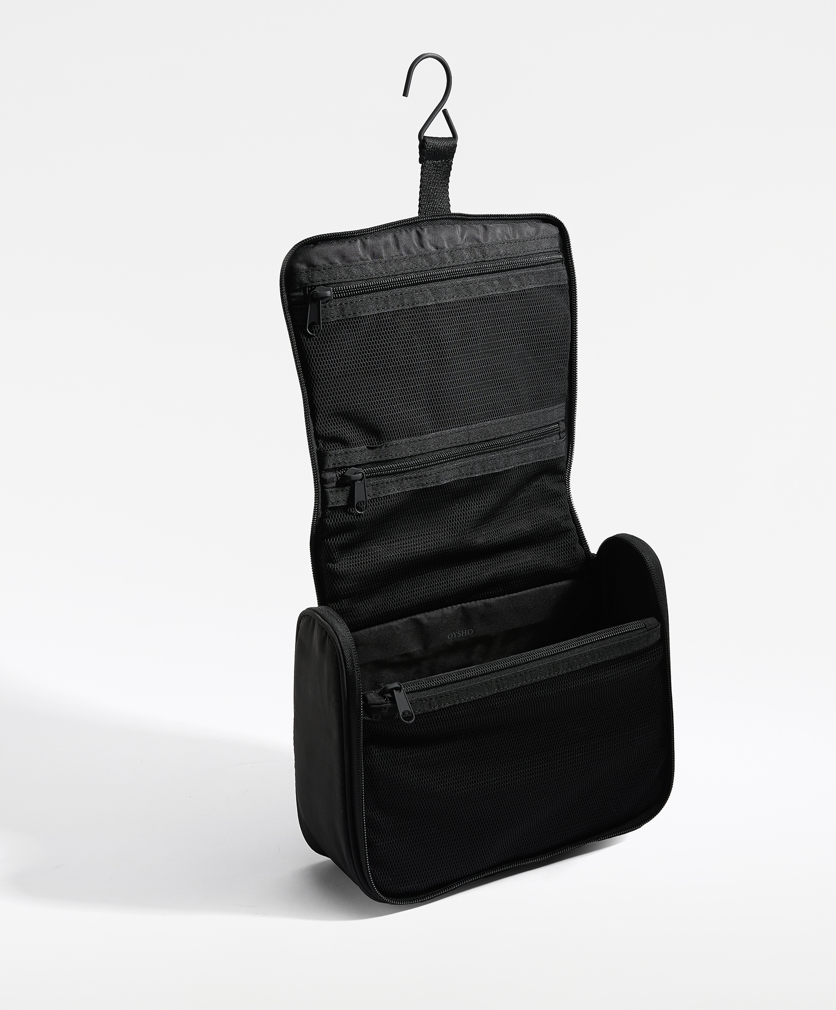 Hanging water-repellent wash bag