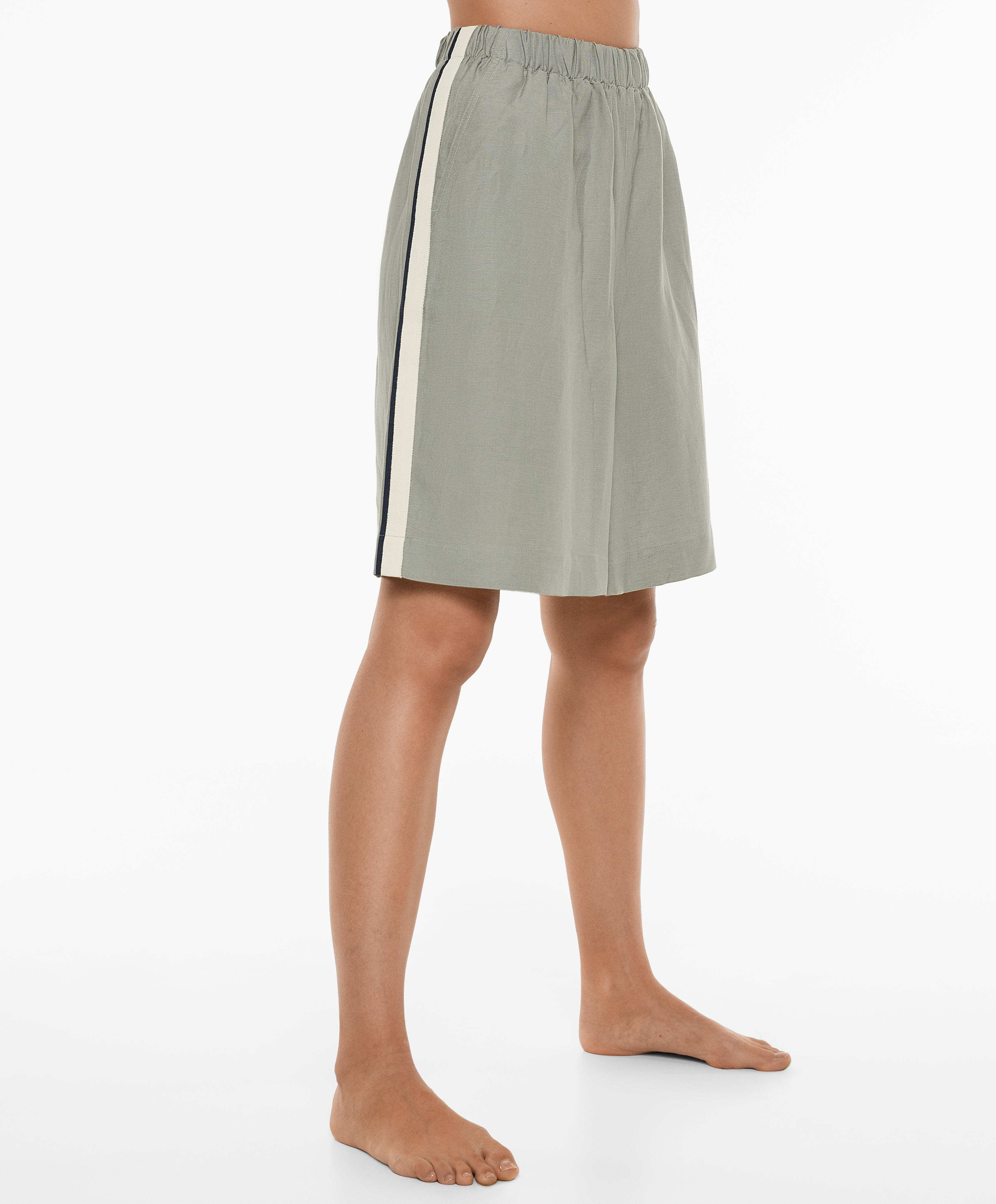 Bermuda shorts with linen appliqué along the sides