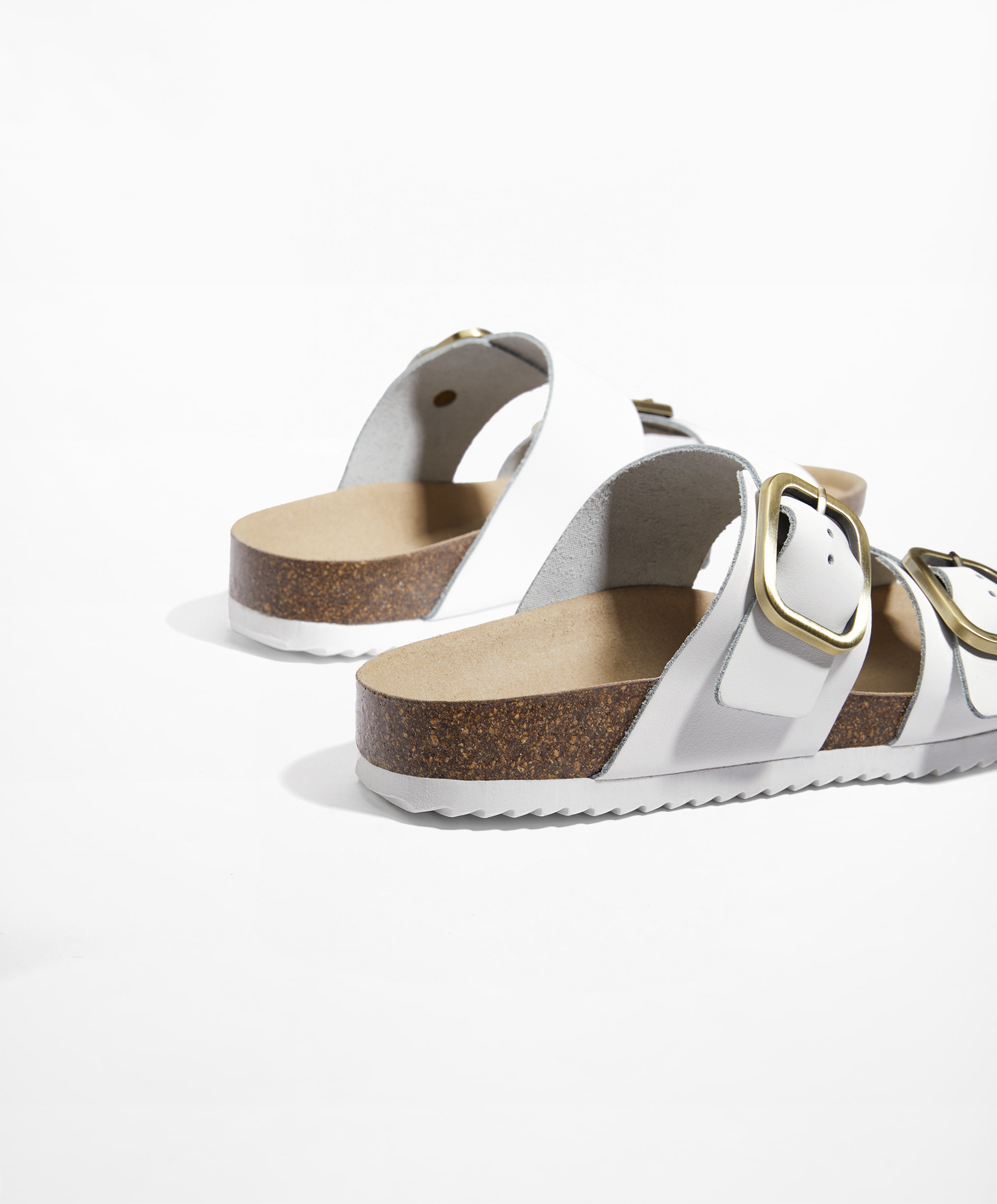 Leather sandals with buckle