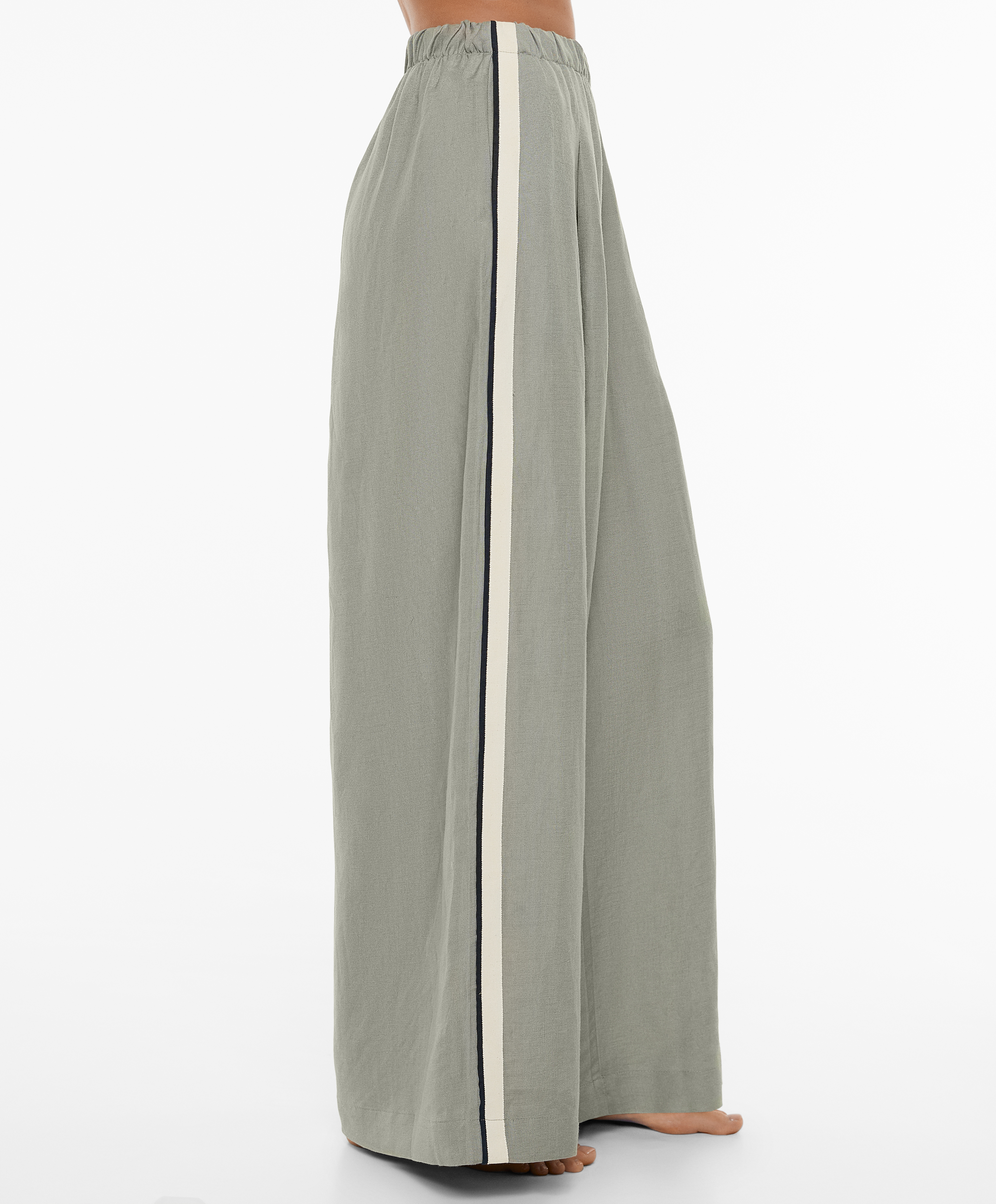 Trousers with linen appliqué along the sides