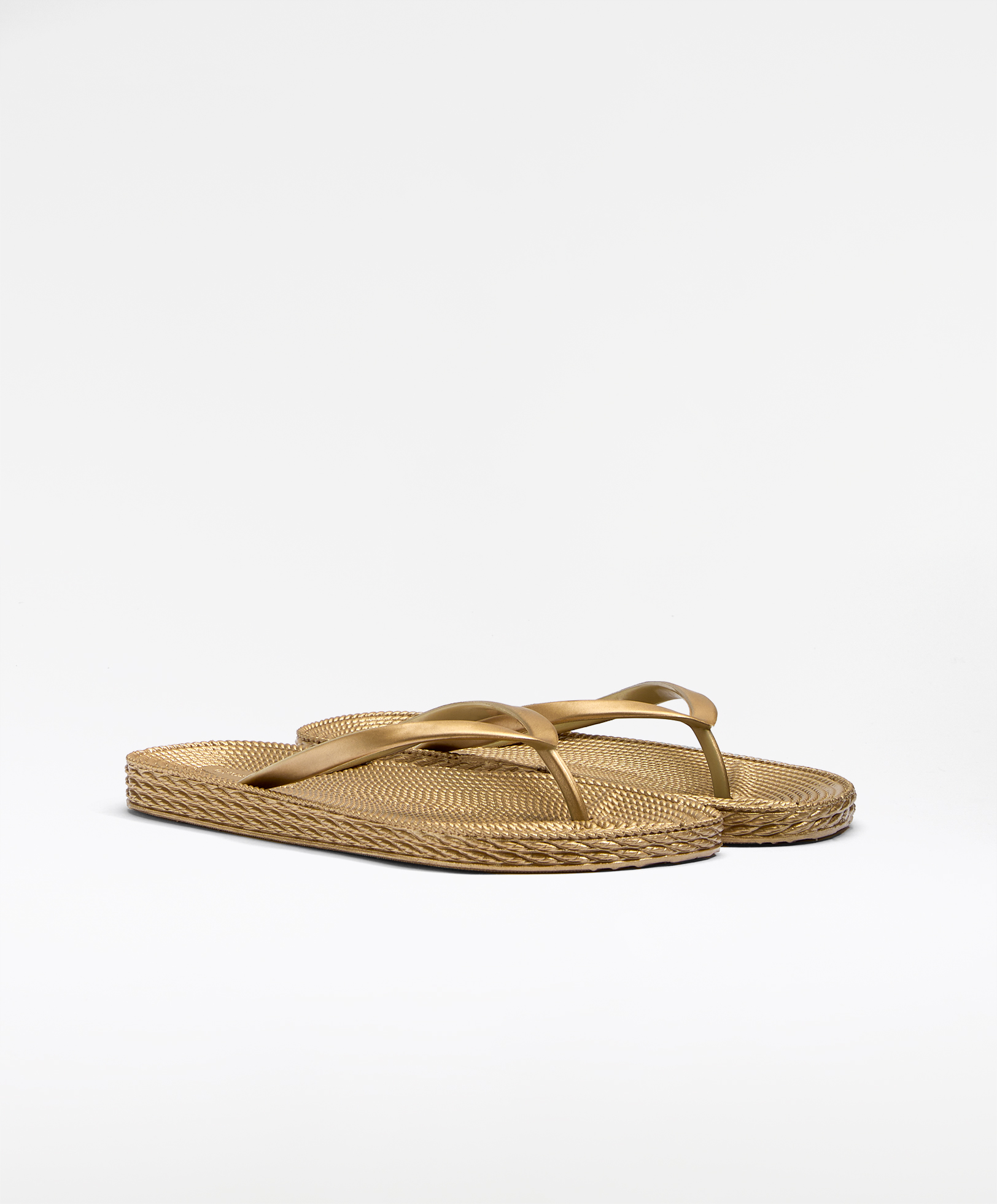 Textured beach sandals
