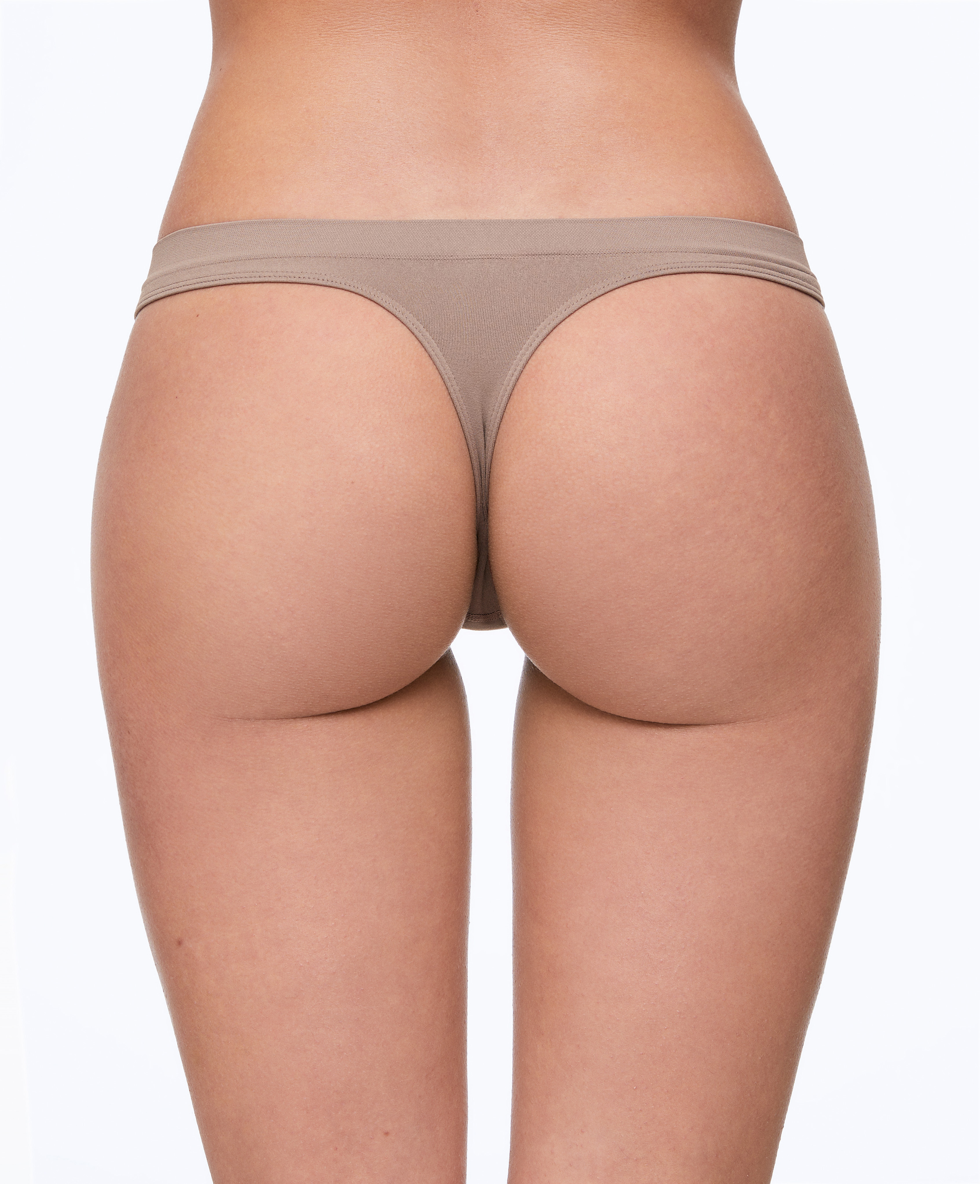 3 seamless soft-touch thongs