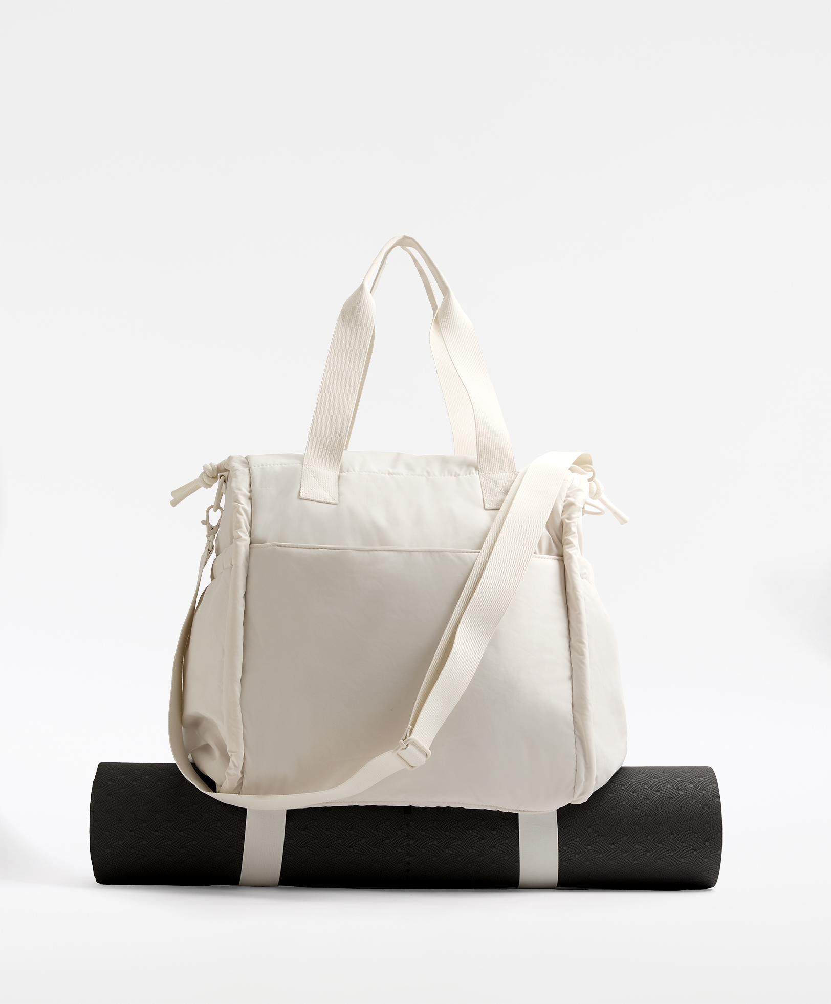 Gym bag for mat with side gathering