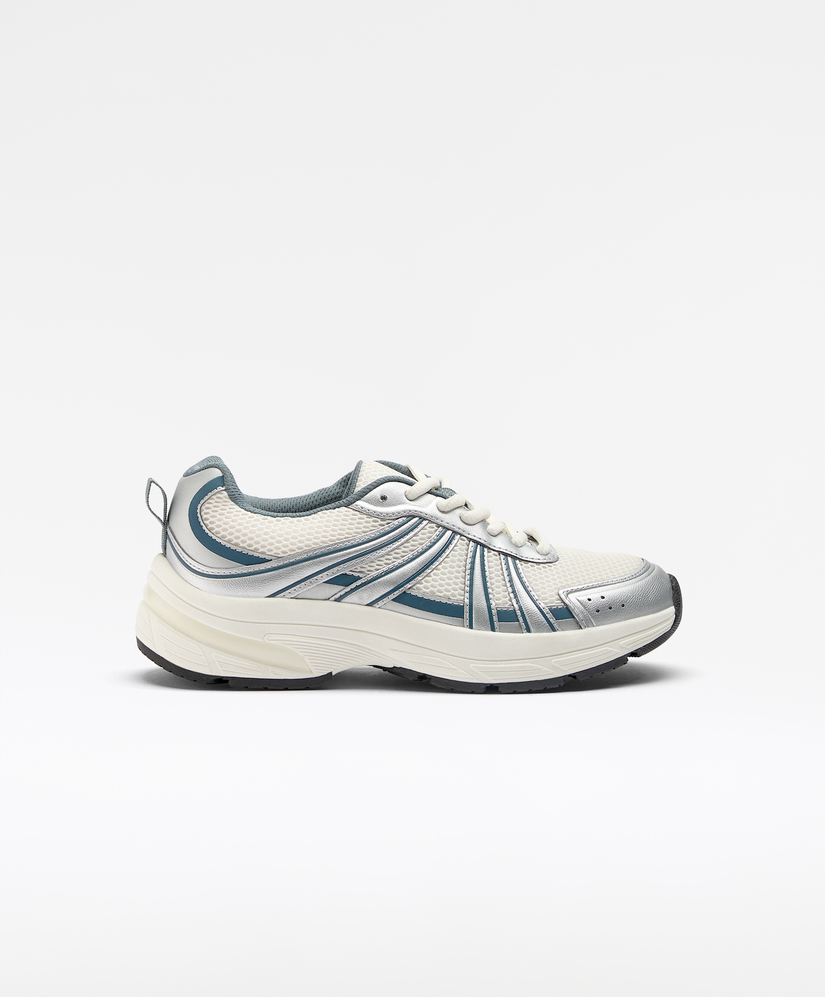 Running trainers with metallic pieces