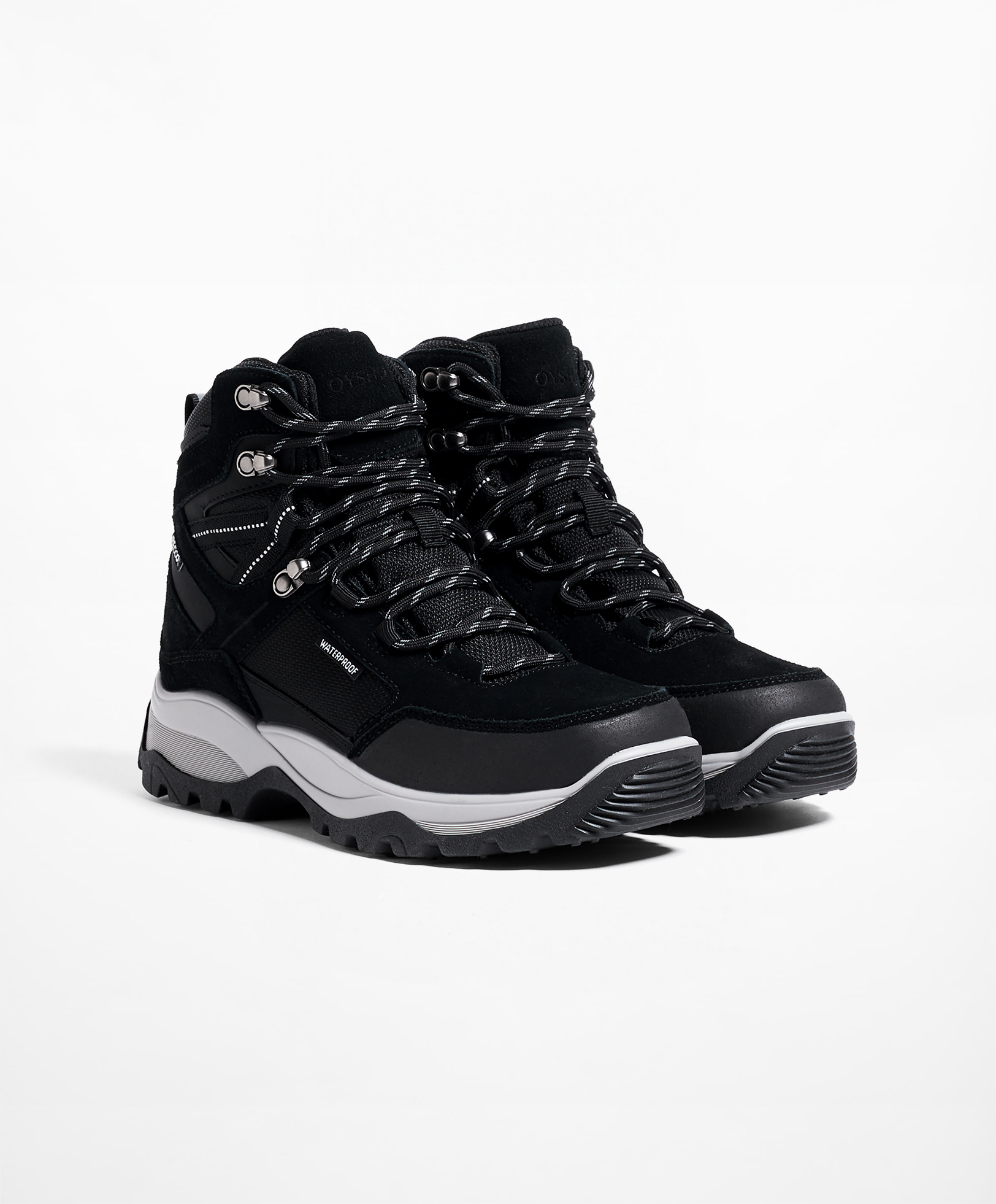 High-top mountain boots
