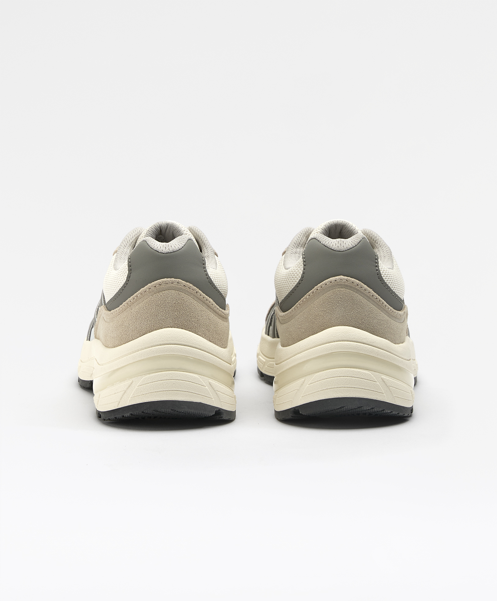 Running shoes with split-leather pieces
