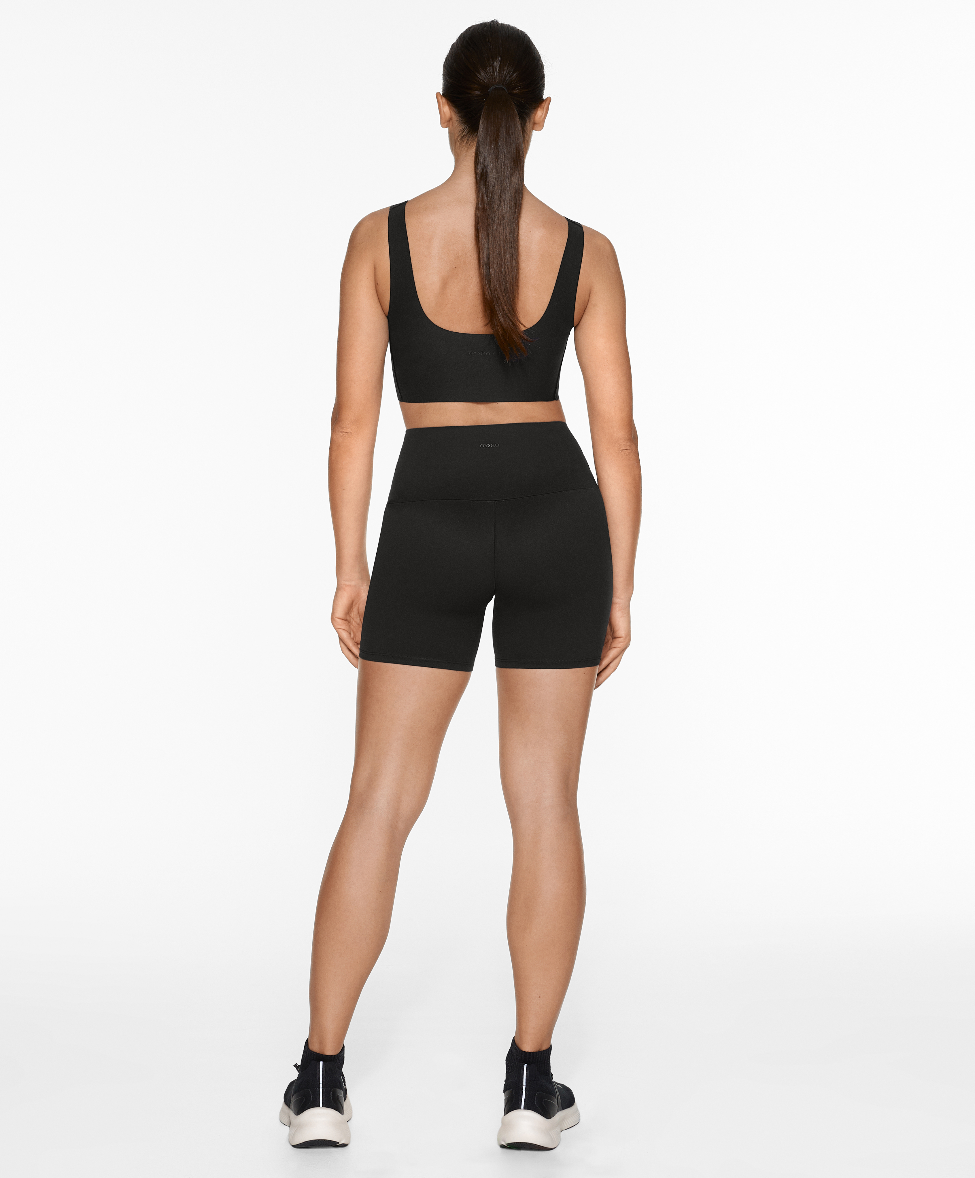 Perfect-adapt medium-support sports bra with cups