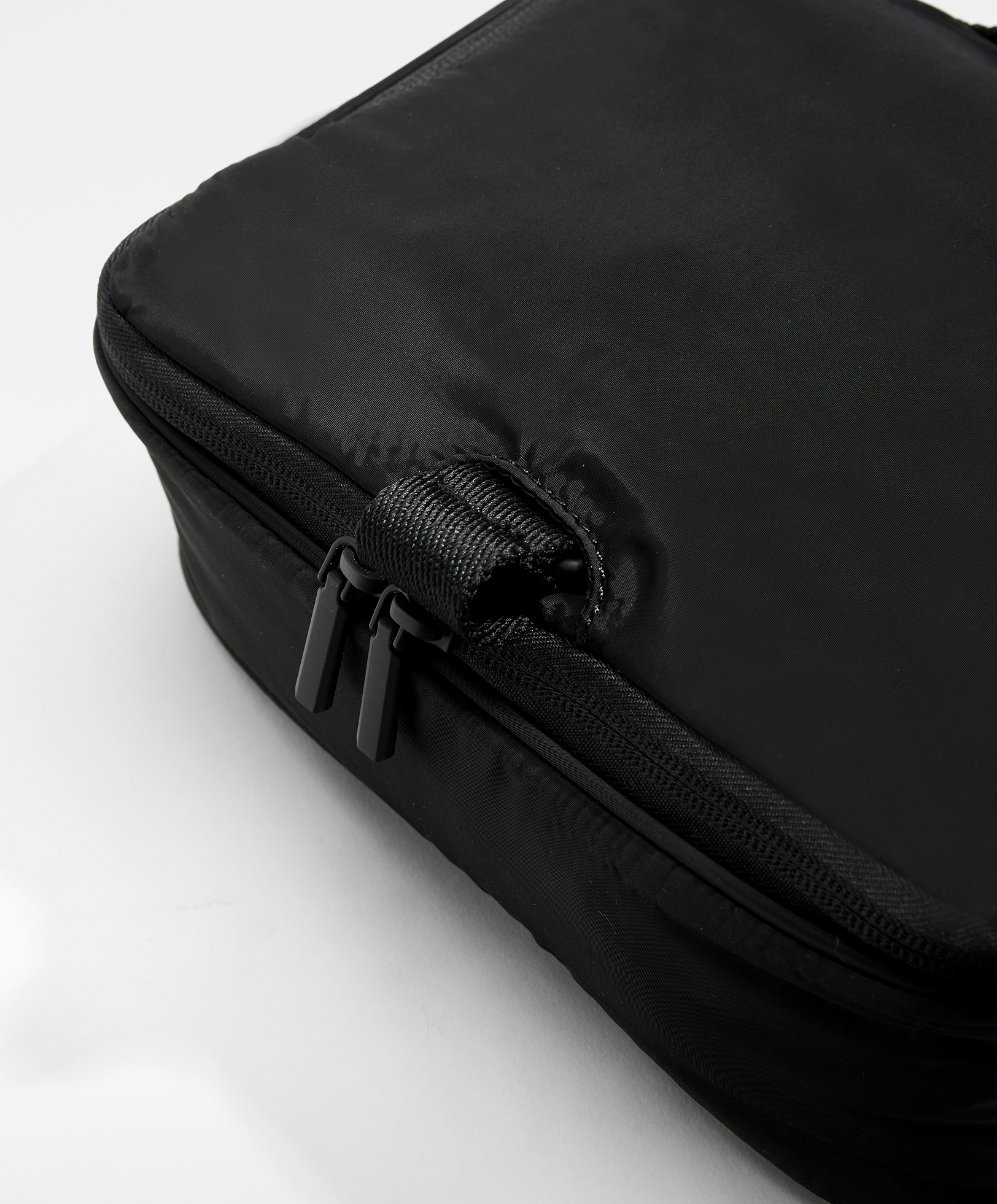 Hanging water-repellent wash bag