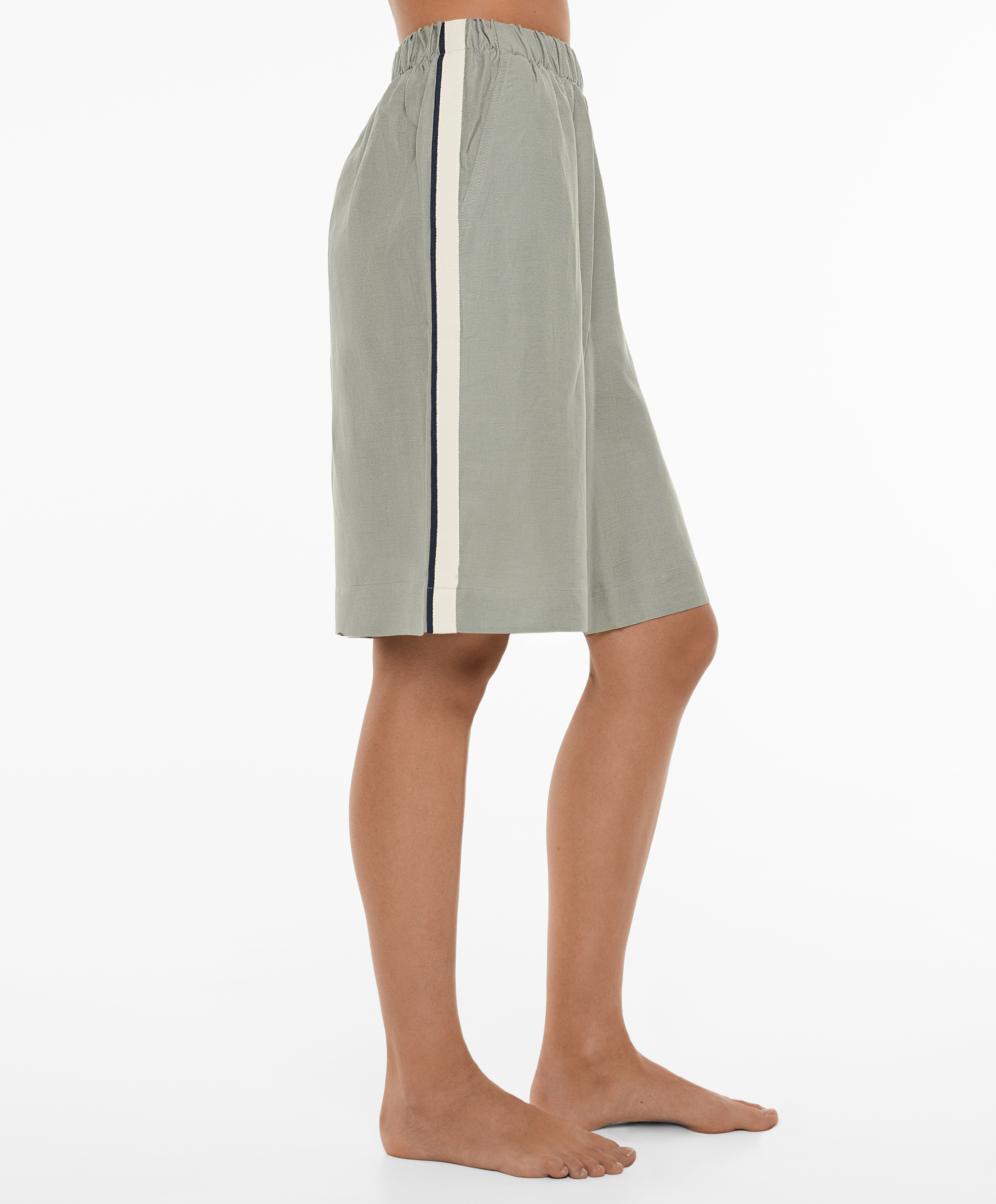 Bermuda shorts with linen appliqué along the sides