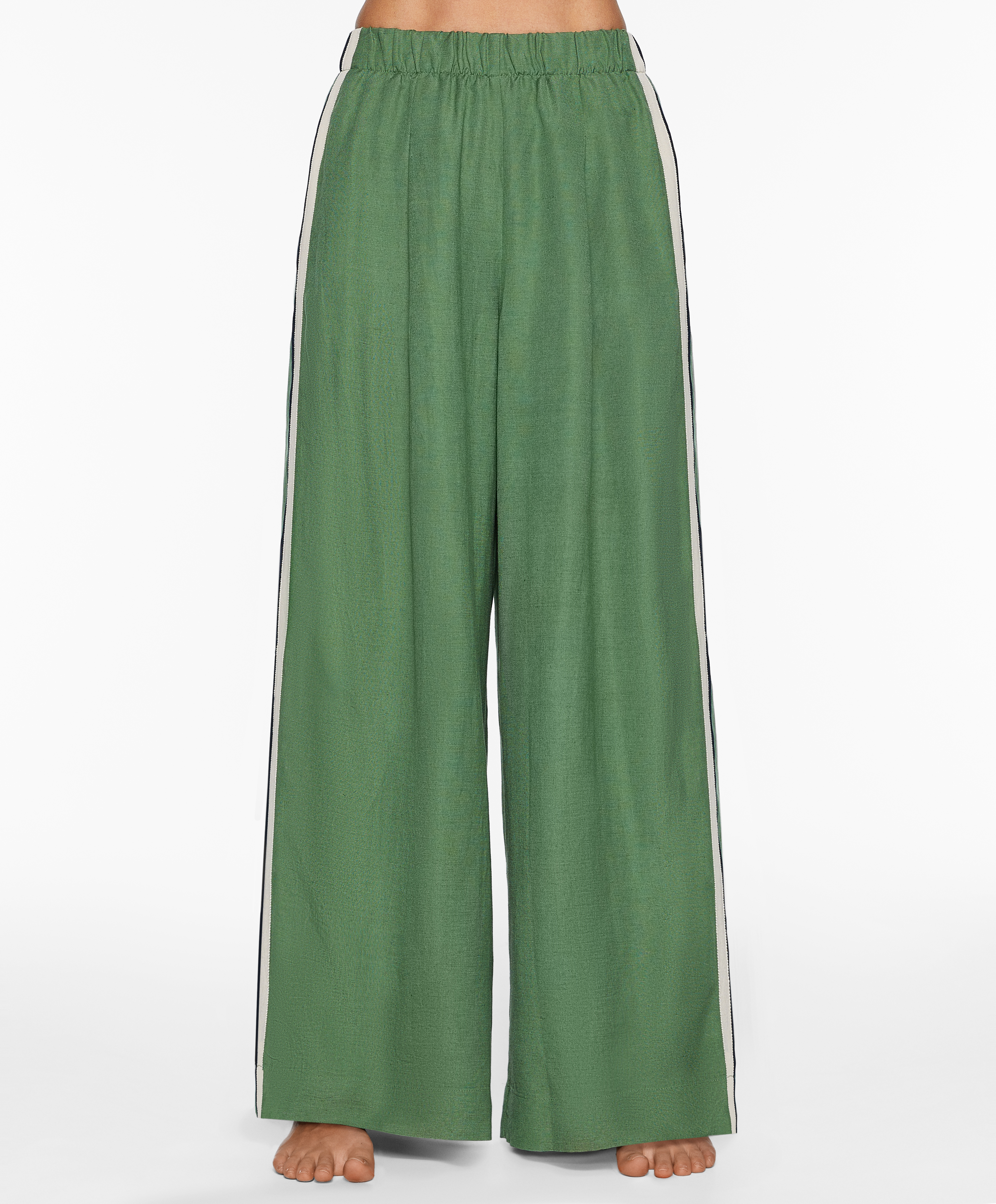 Trousers with linen appliqué along the sides