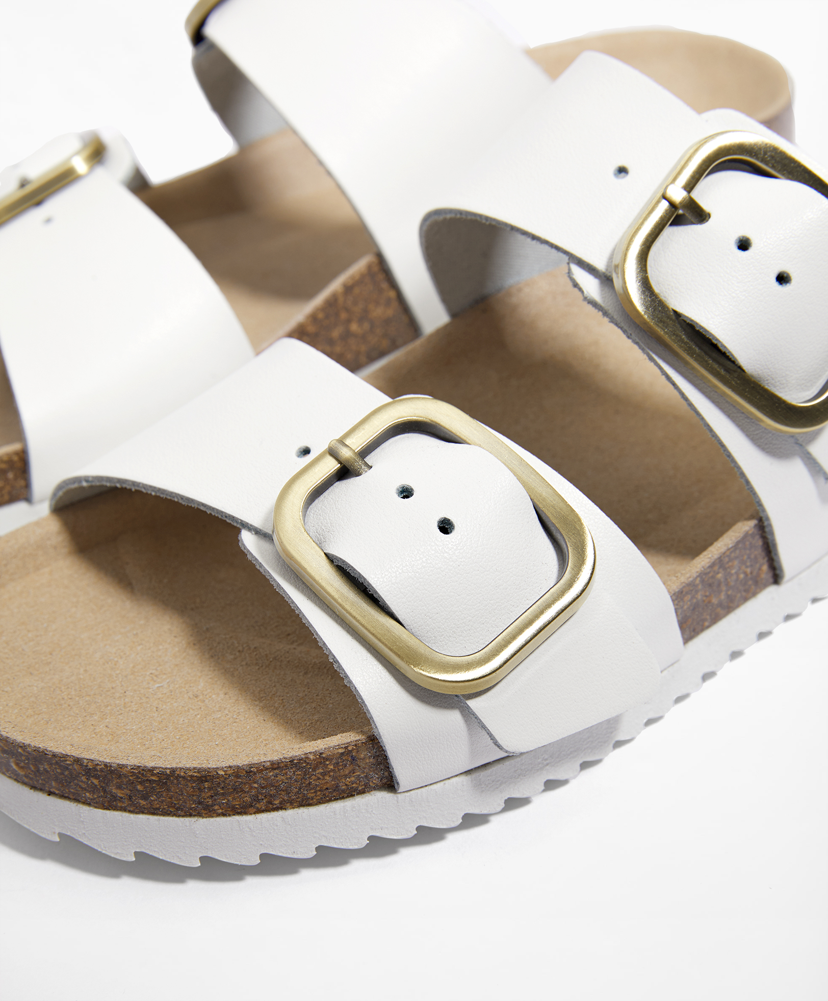 Leather sandals with buckle