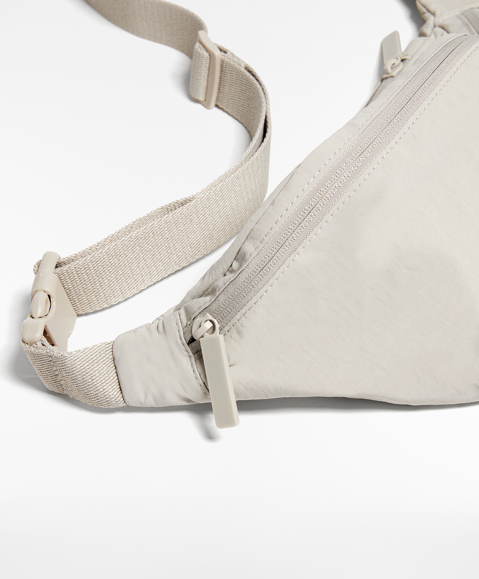 Belt bag with pockets