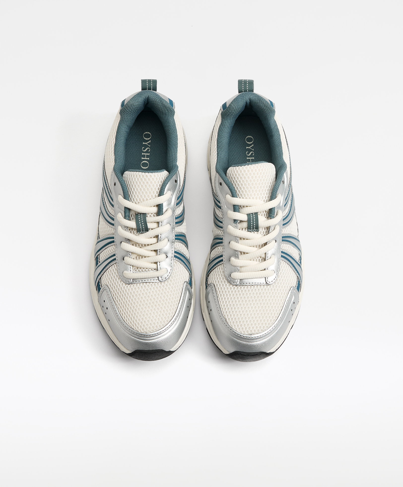 Running trainers with metallic pieces