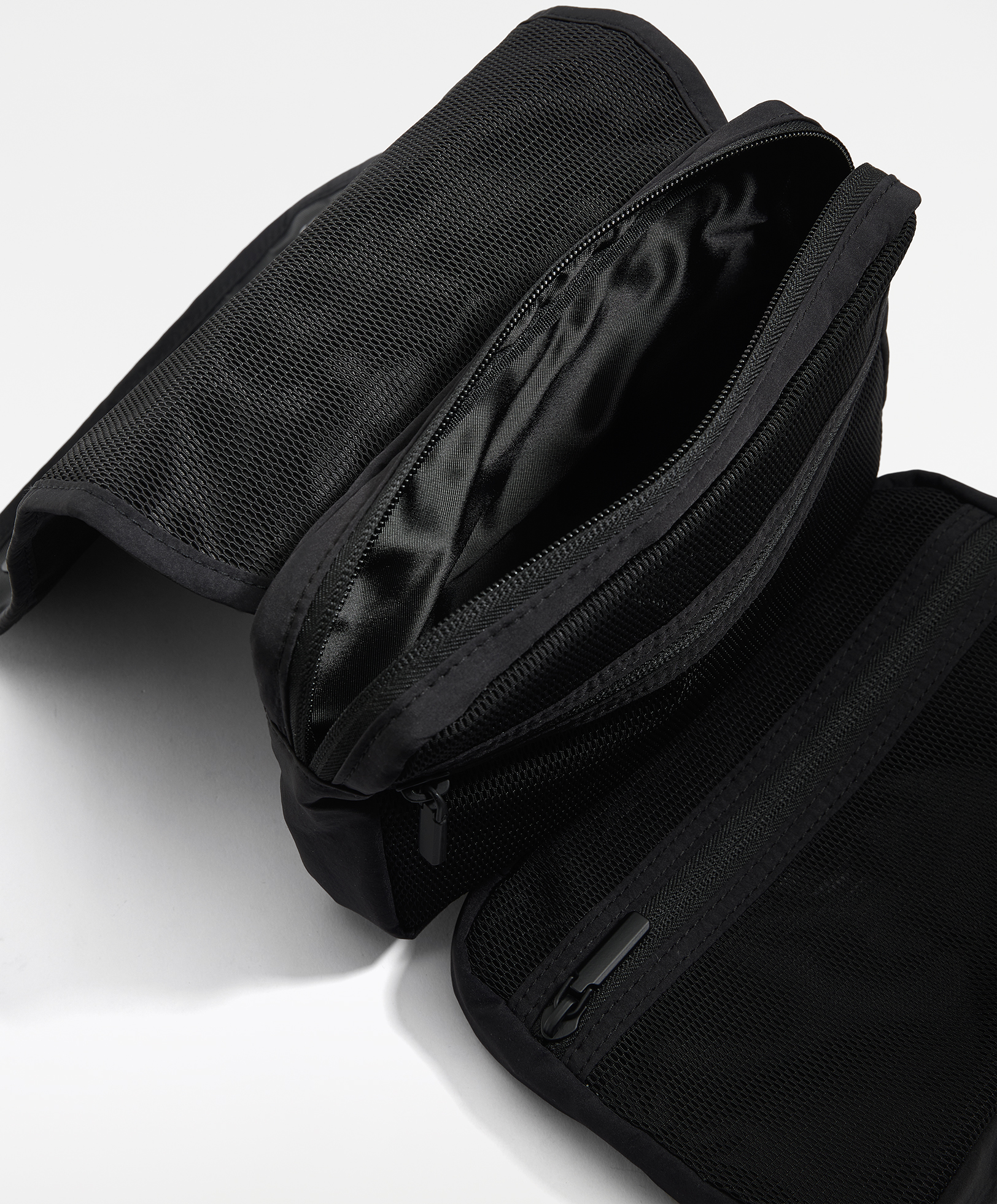 Hanging water-repellent wash bag