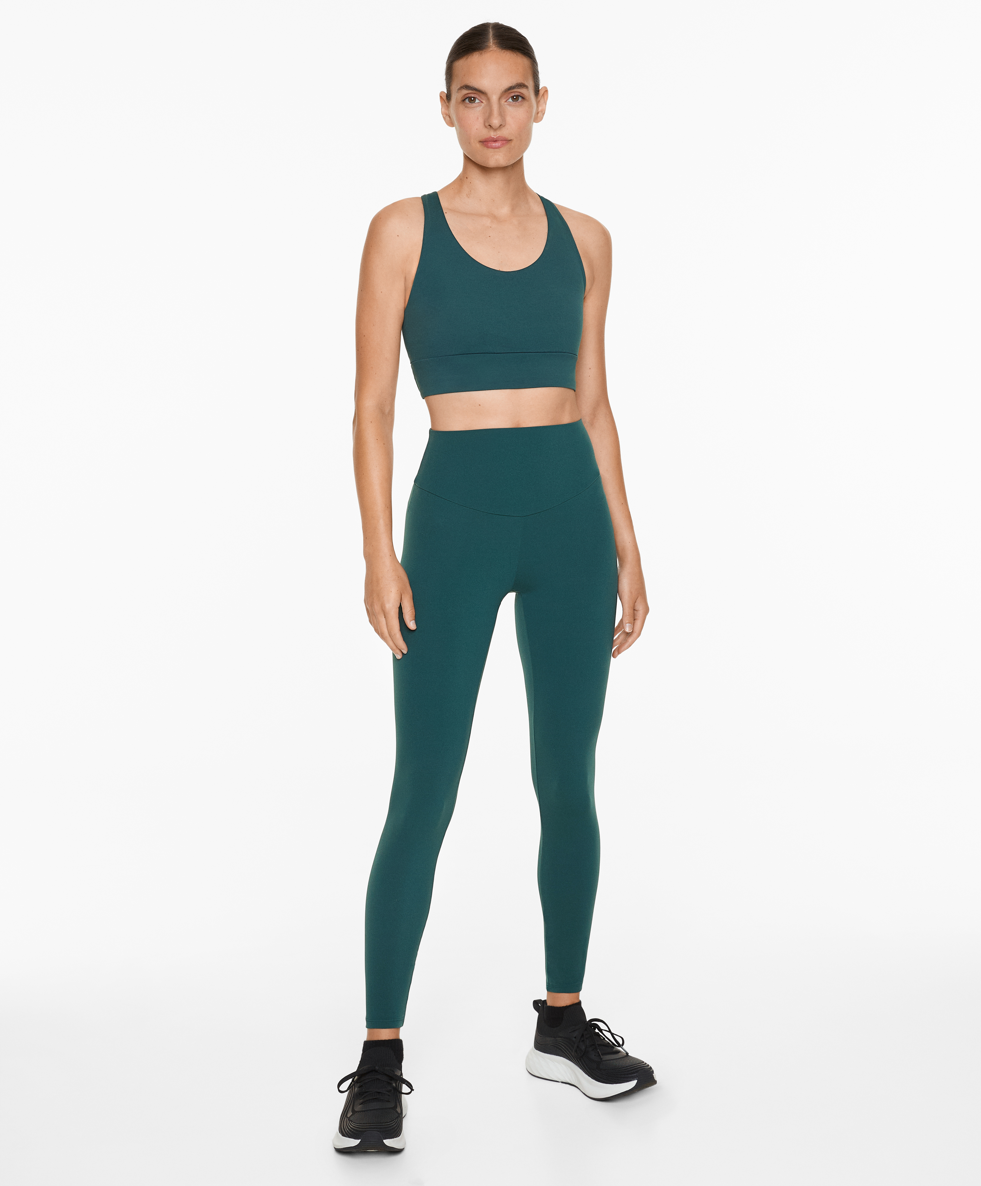 Medium-support comfortlux open-back sports bra with cups
