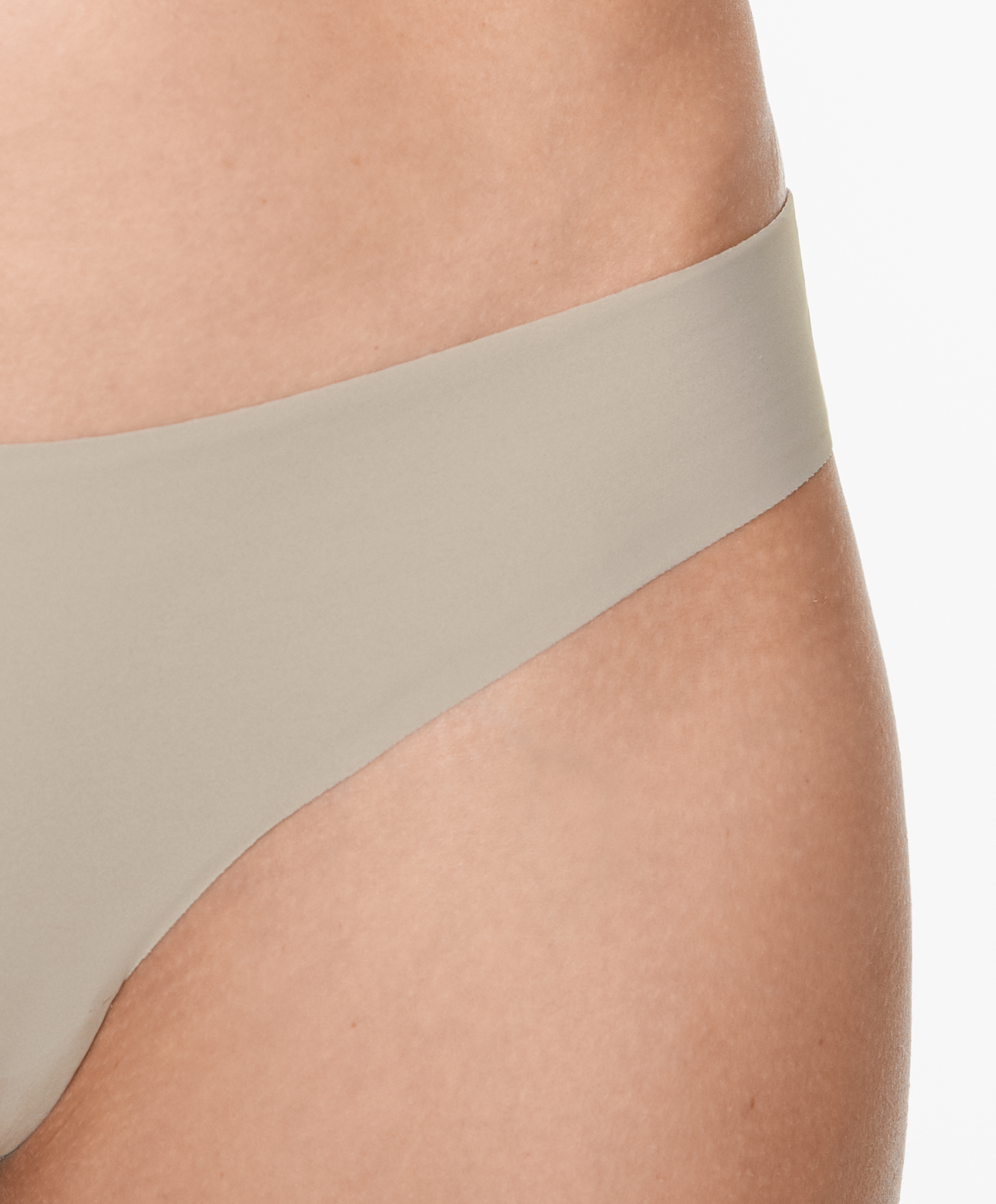 5 laser-cut polyamide blend thongs