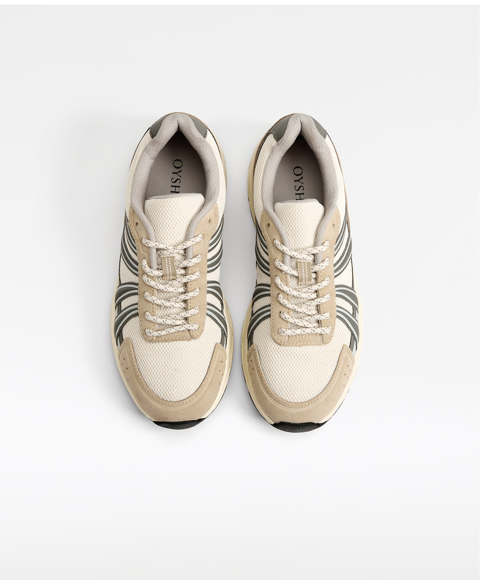 Running shoes with split-leather pieces