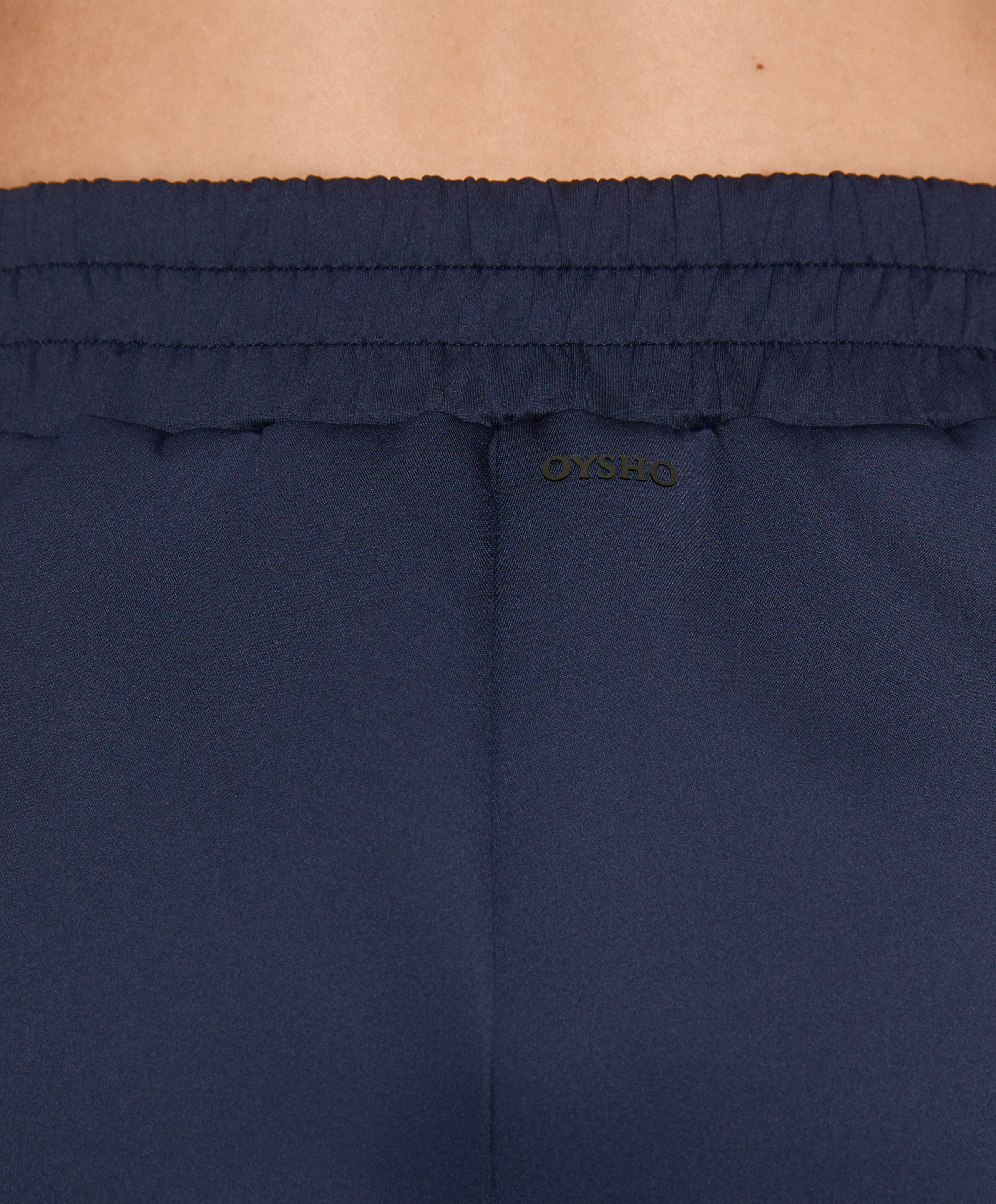 Neoprene-effect shorts with piping