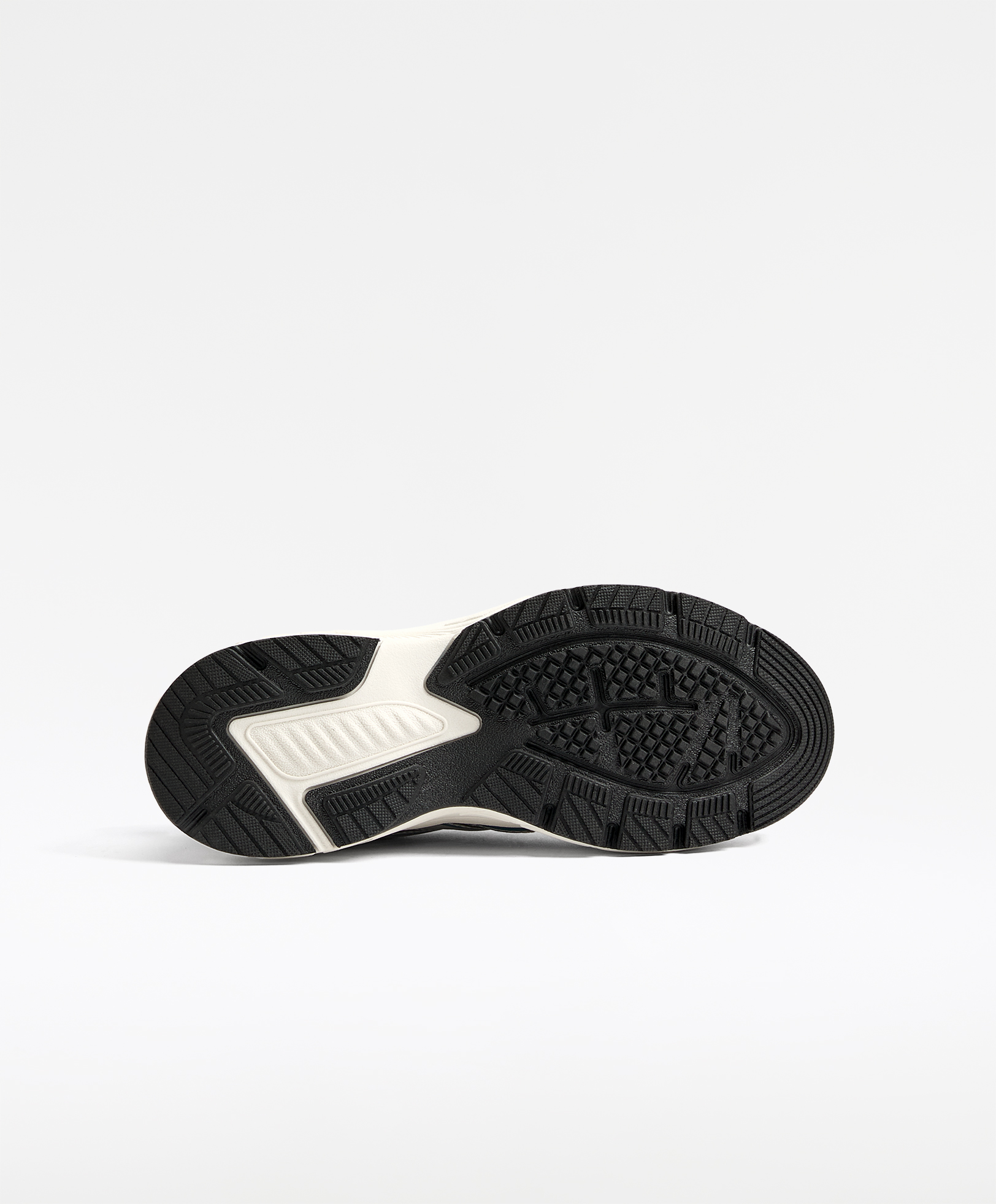 Running trainers with metallic pieces