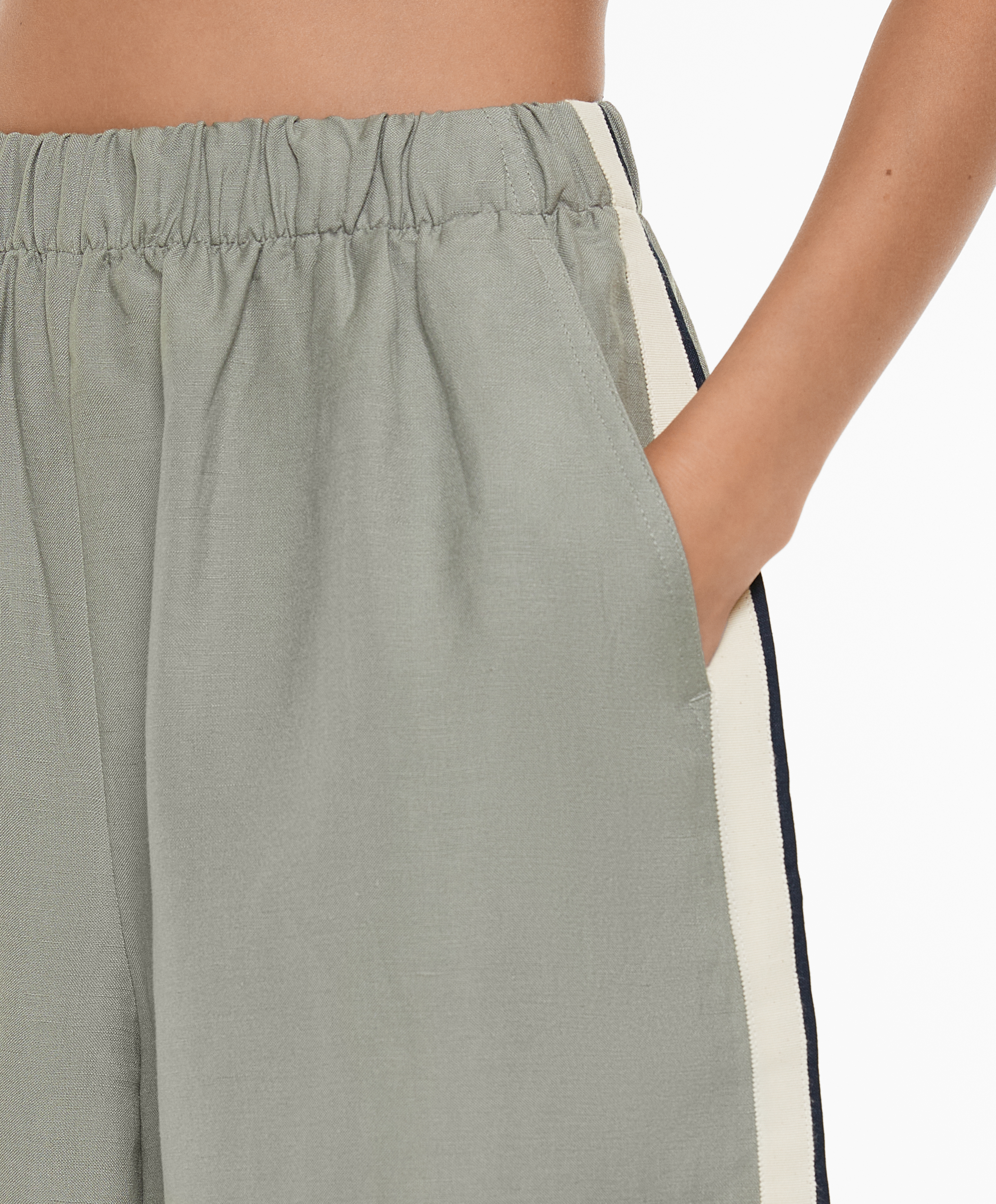 Bermuda shorts with linen appliqué along the sides