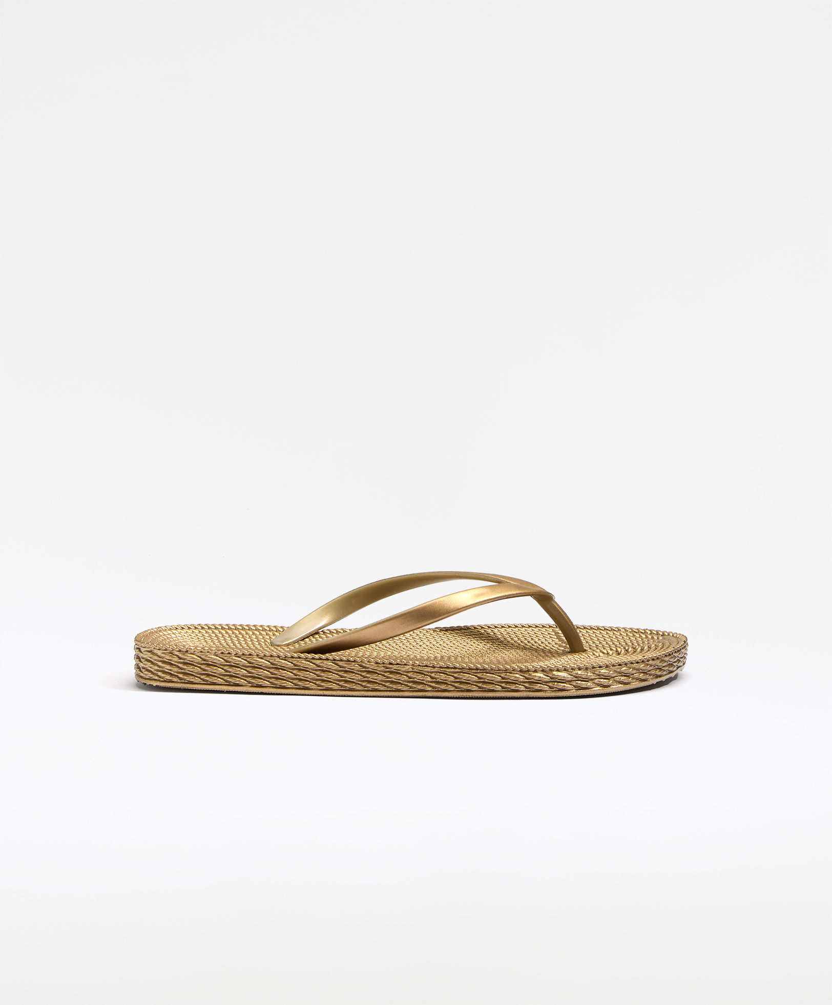 Textured beach sandals