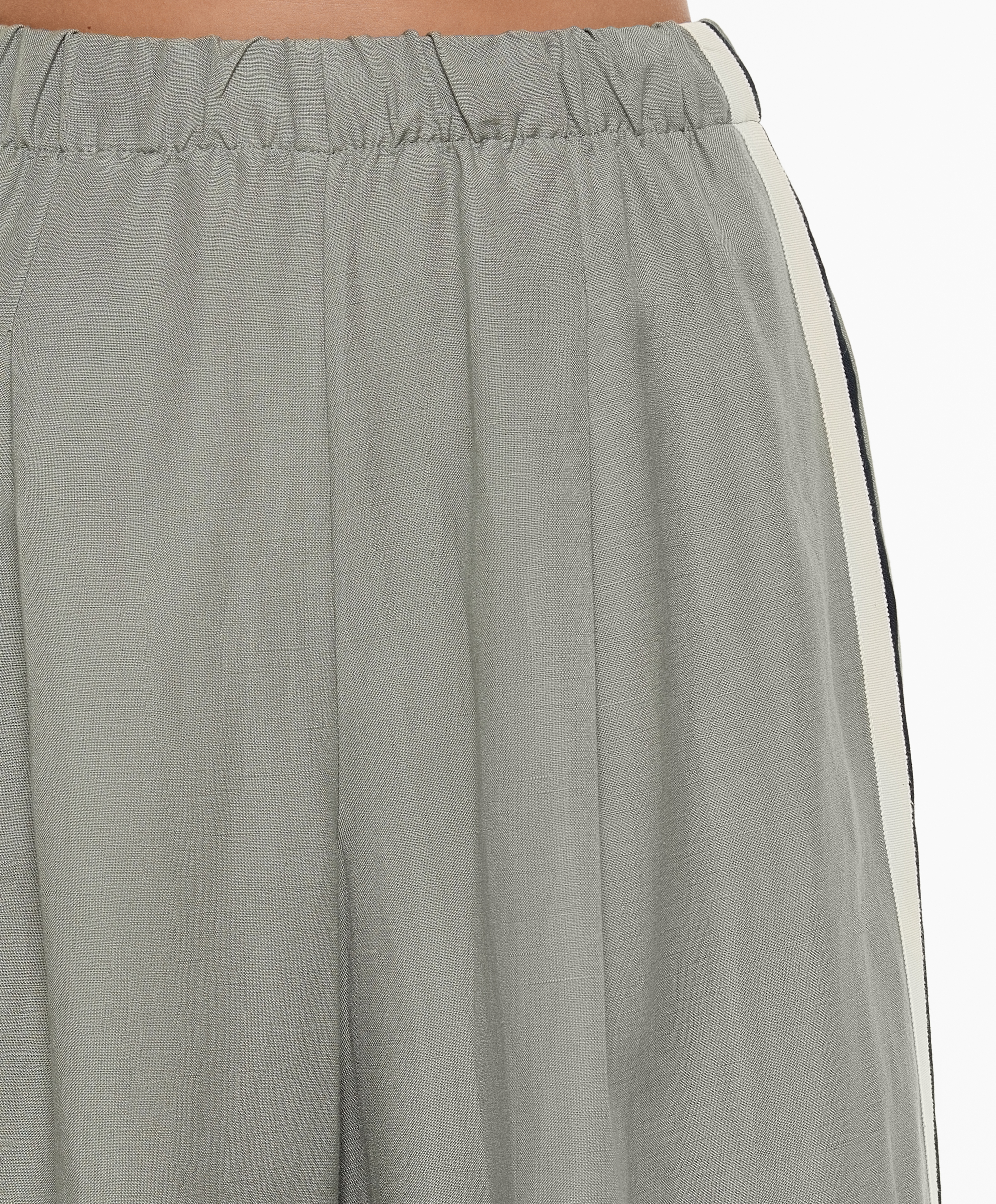 Trousers with linen appliqué along the sides