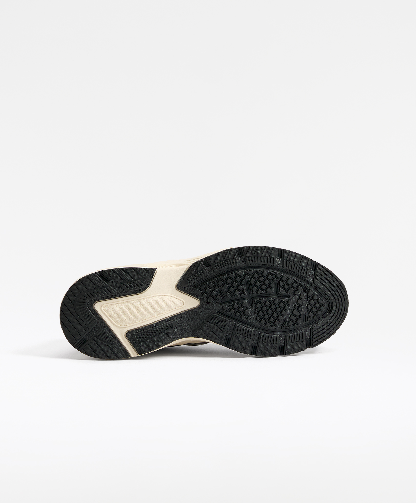 Running shoes with split-leather pieces