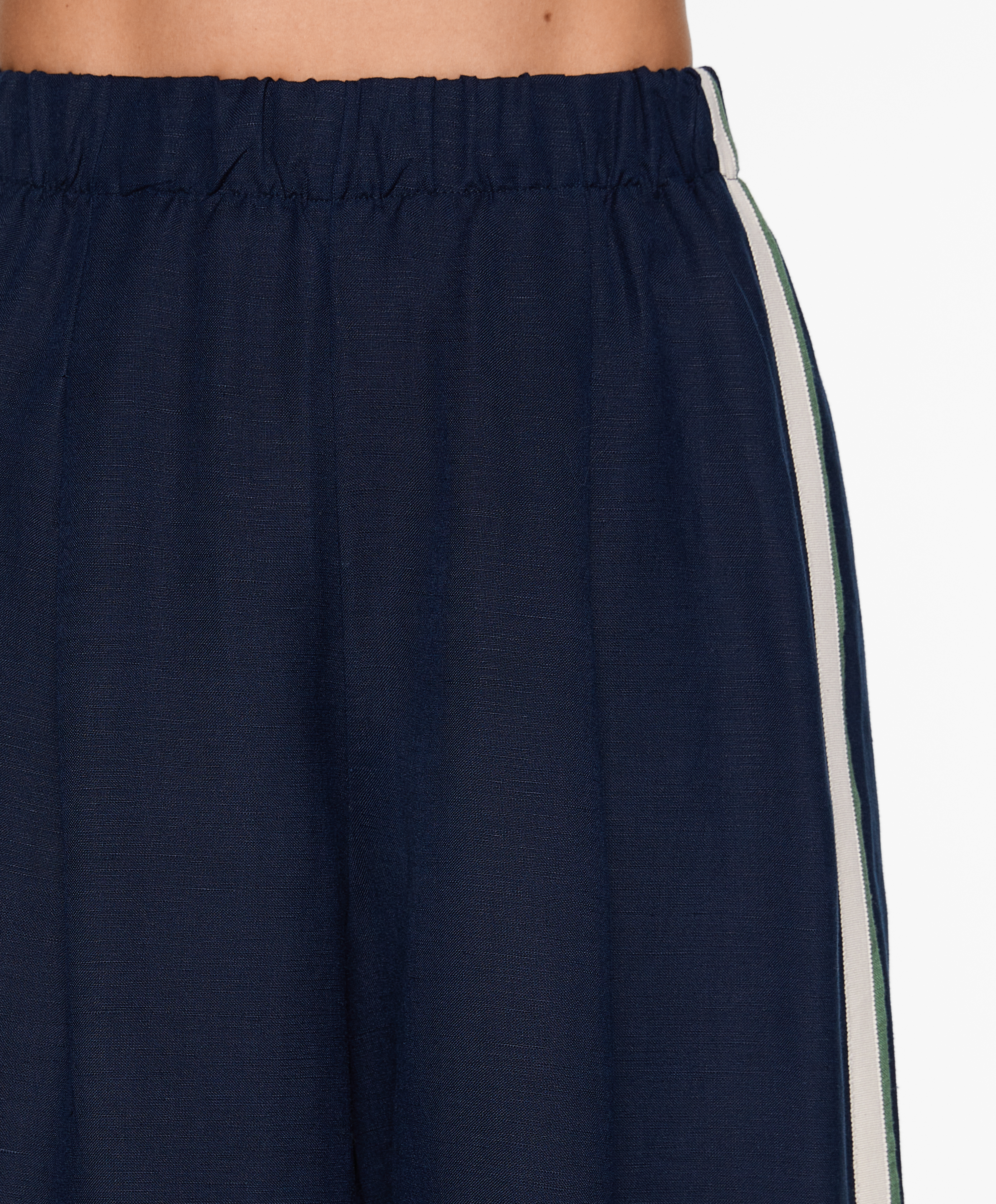 Trousers with linen appliqué along the sides