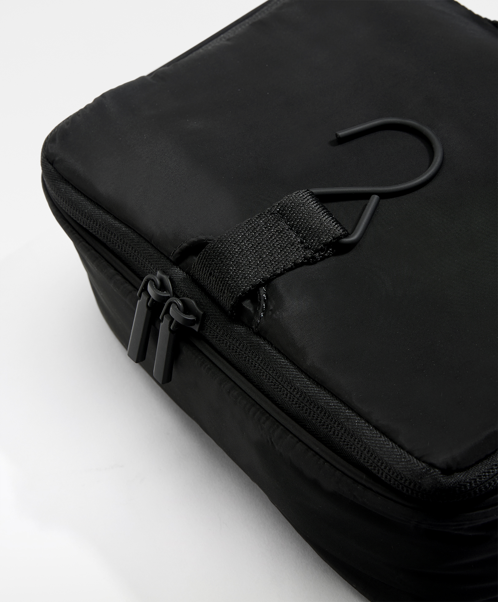 Hanging water-repellent wash bag