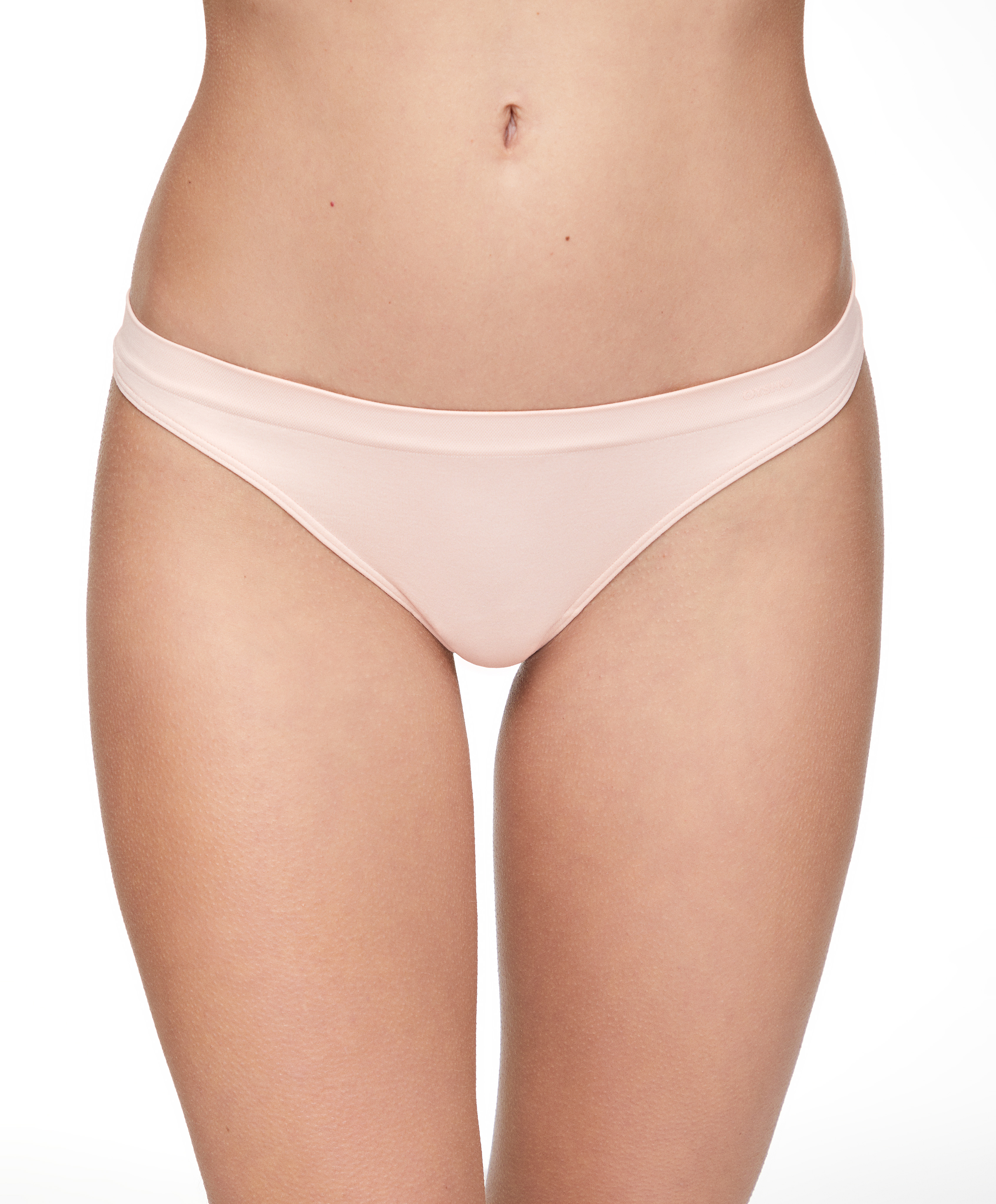 3 seamless soft-touch thongs