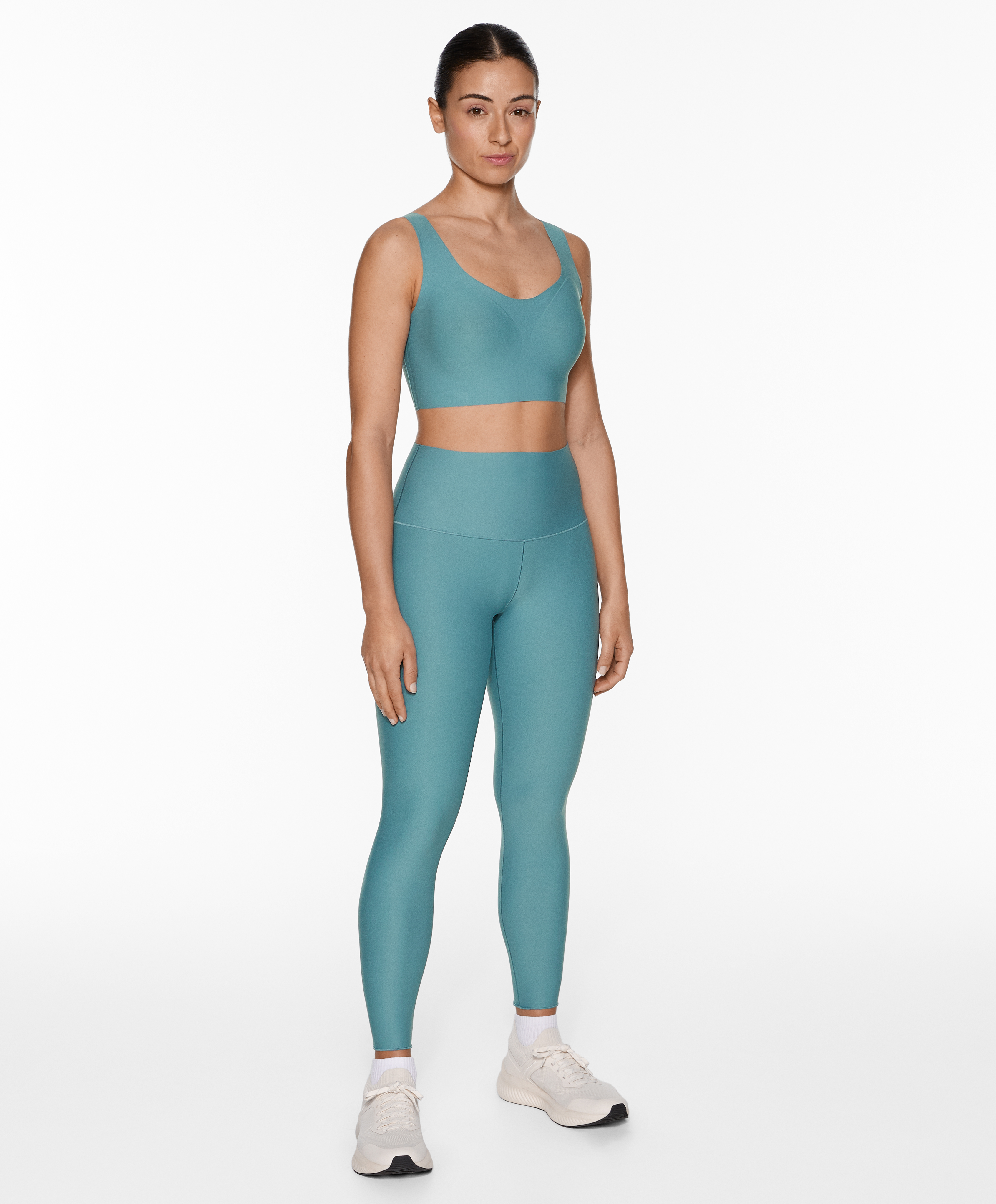 Perfect-adapt medium-support sports bra with cups