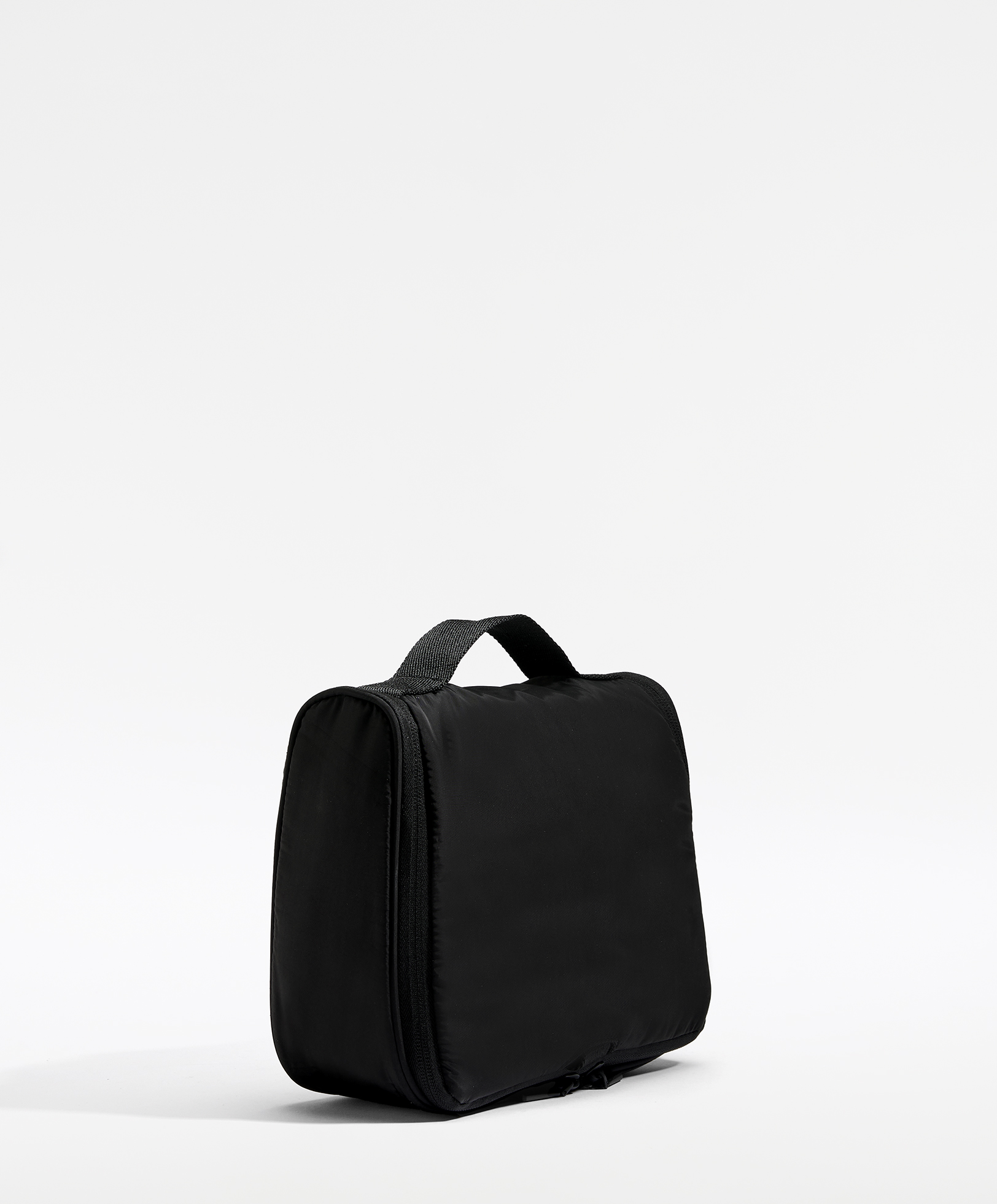 Hanging water-repellent wash bag