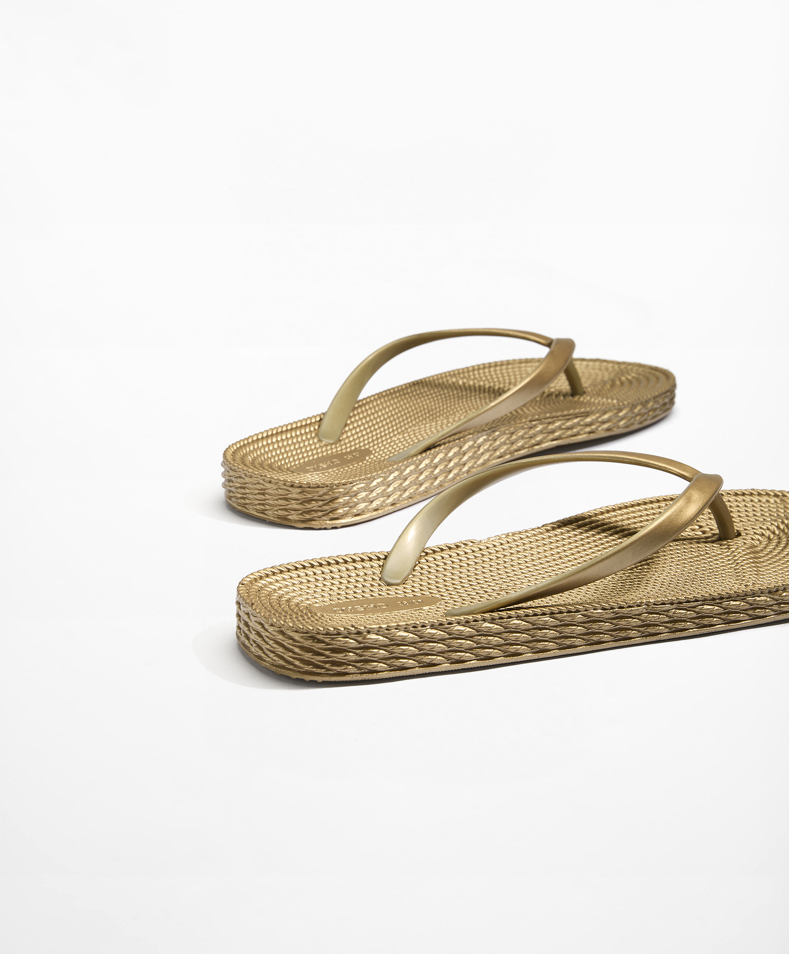 Textured beach sandals