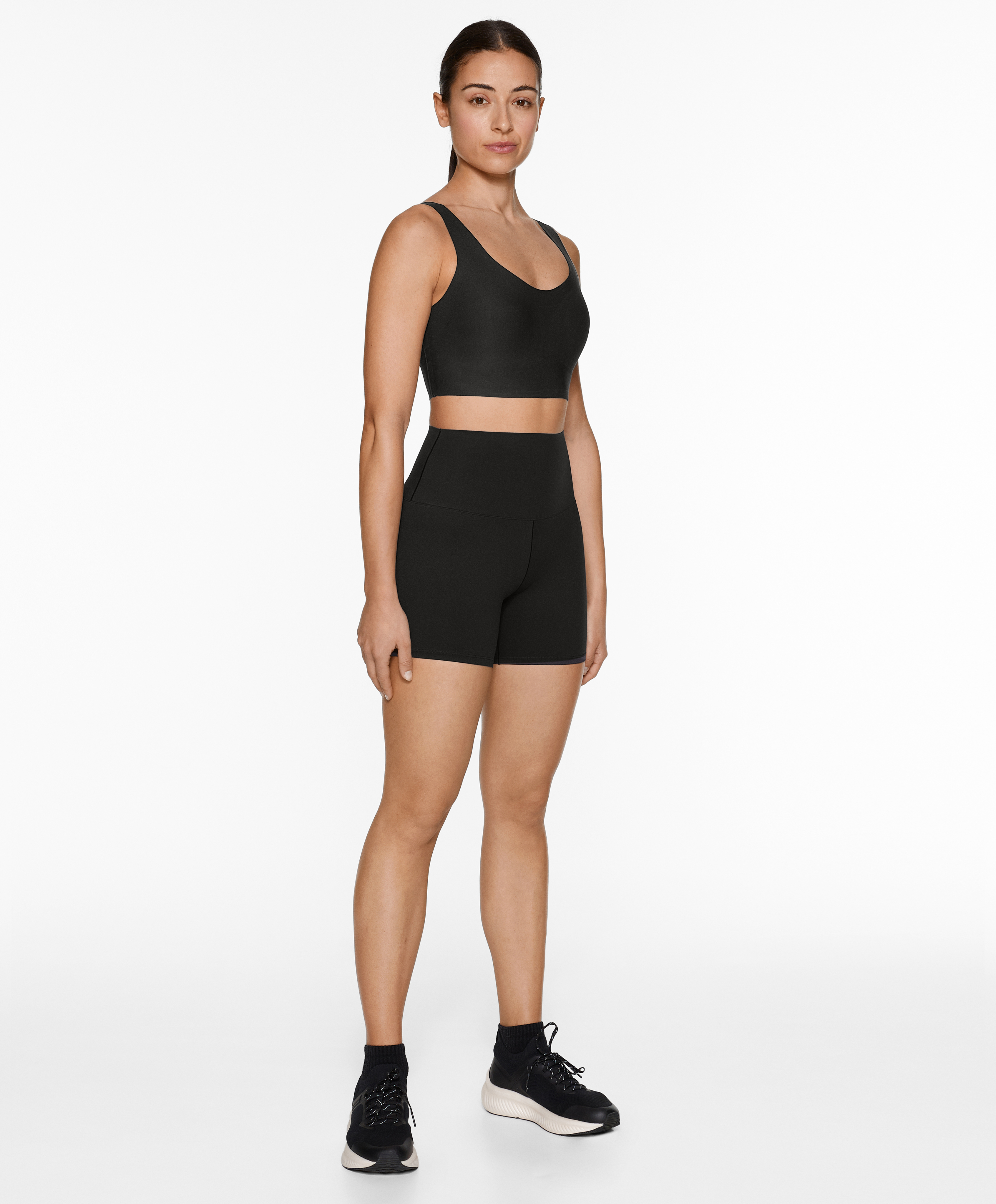 Perfect-adapt medium-support sports bra with cups