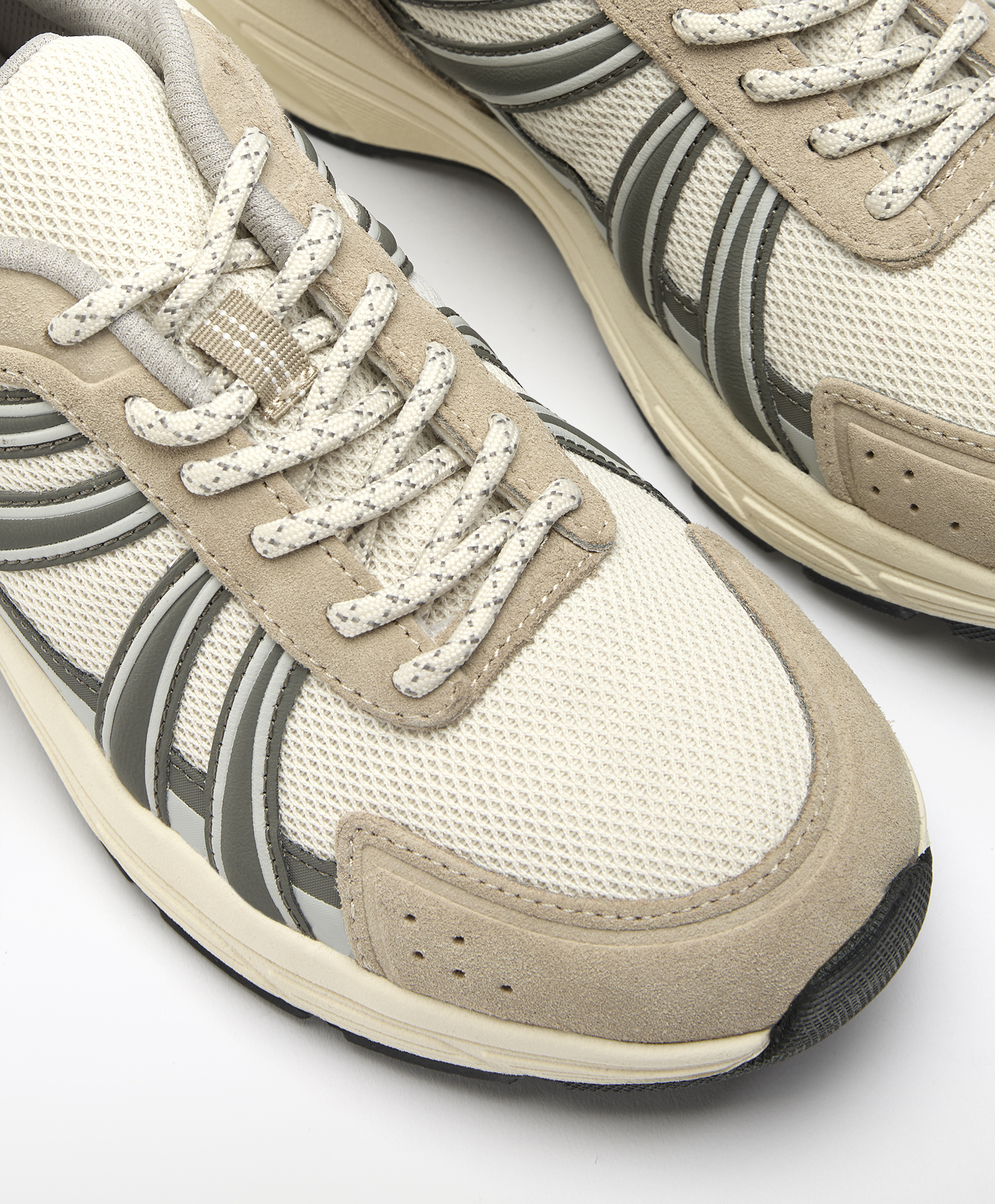 Running shoes with split-leather pieces
