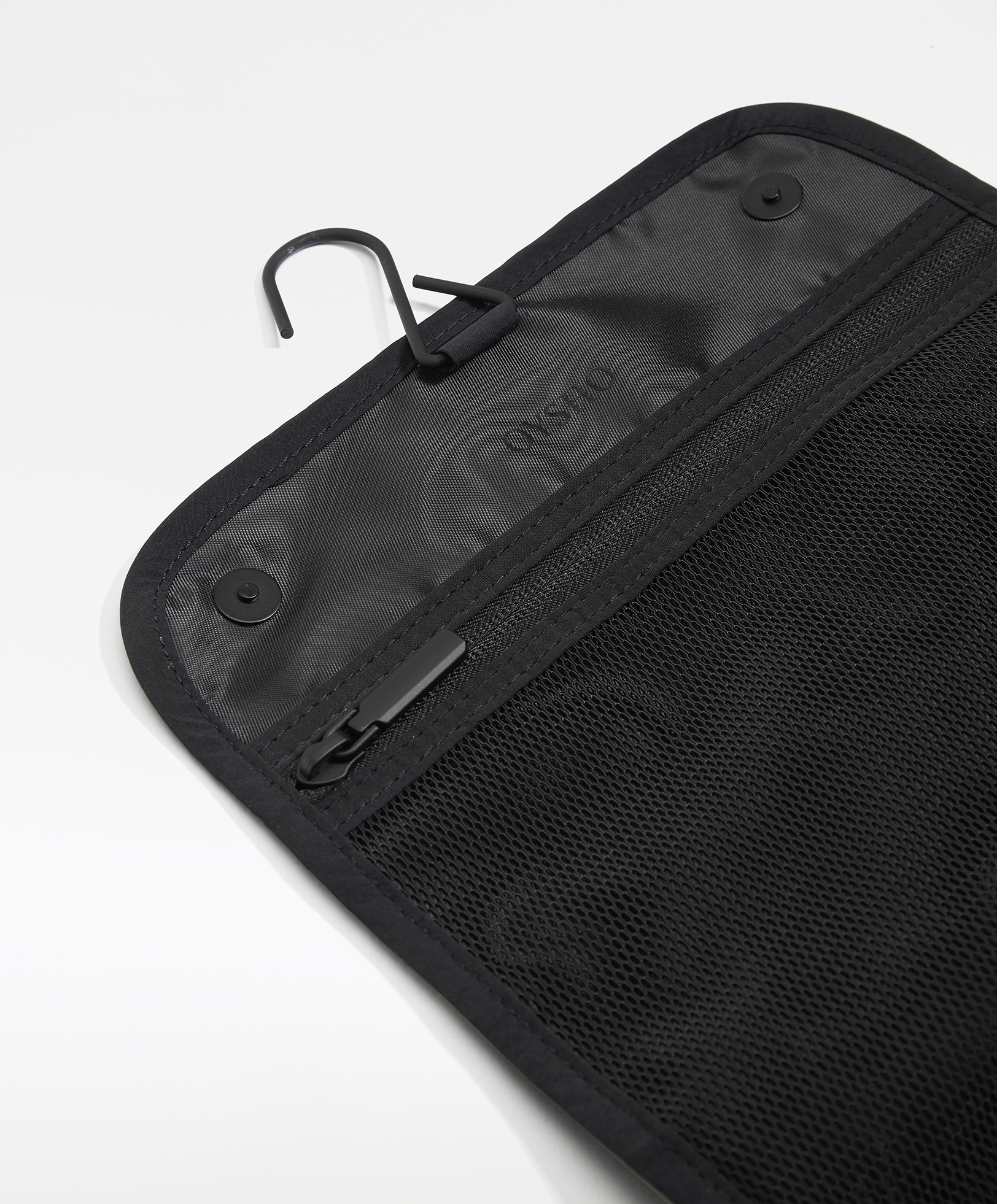 Hanging water-repellent wash bag