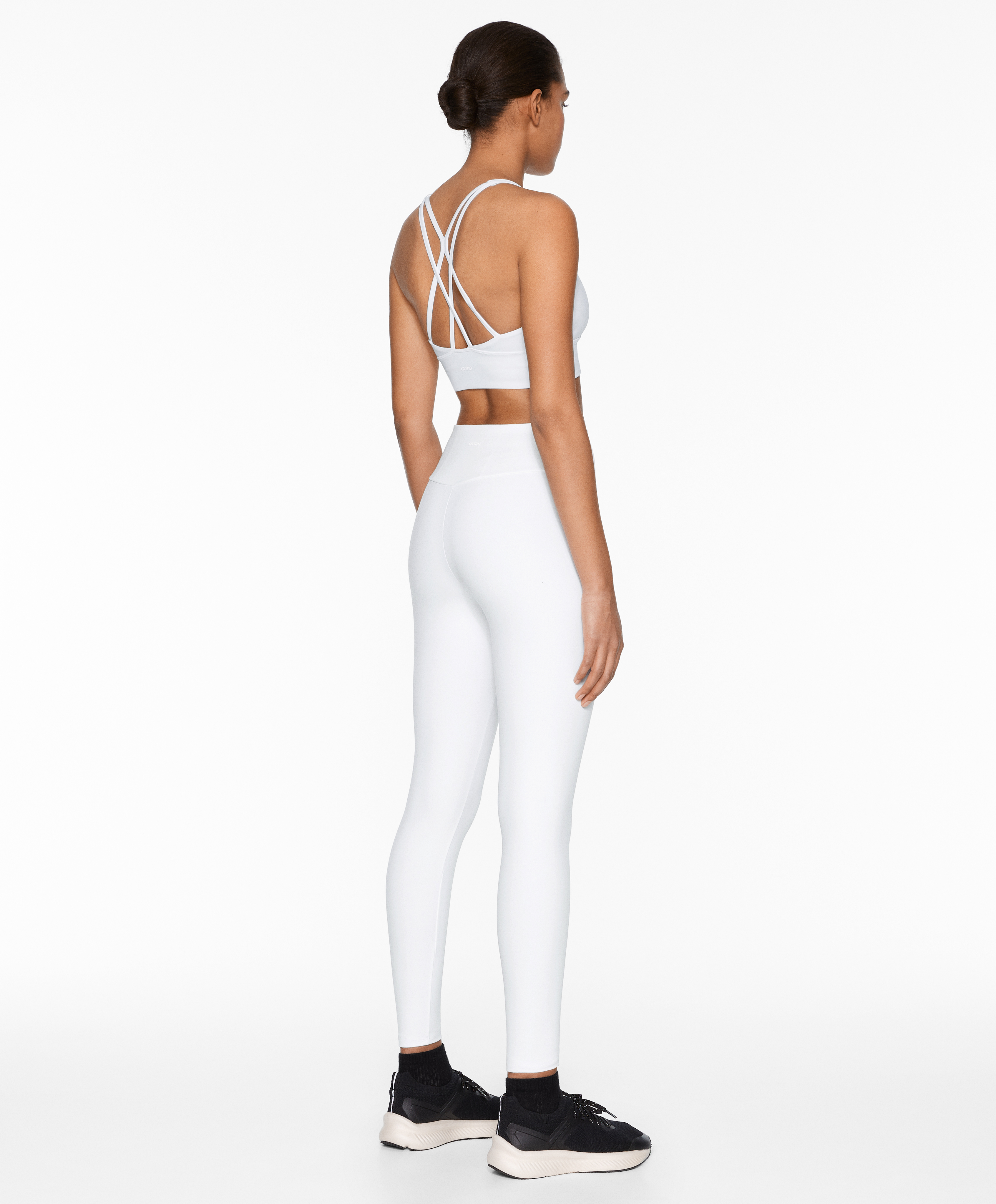 Medium-support comfortlux sports bra with cups