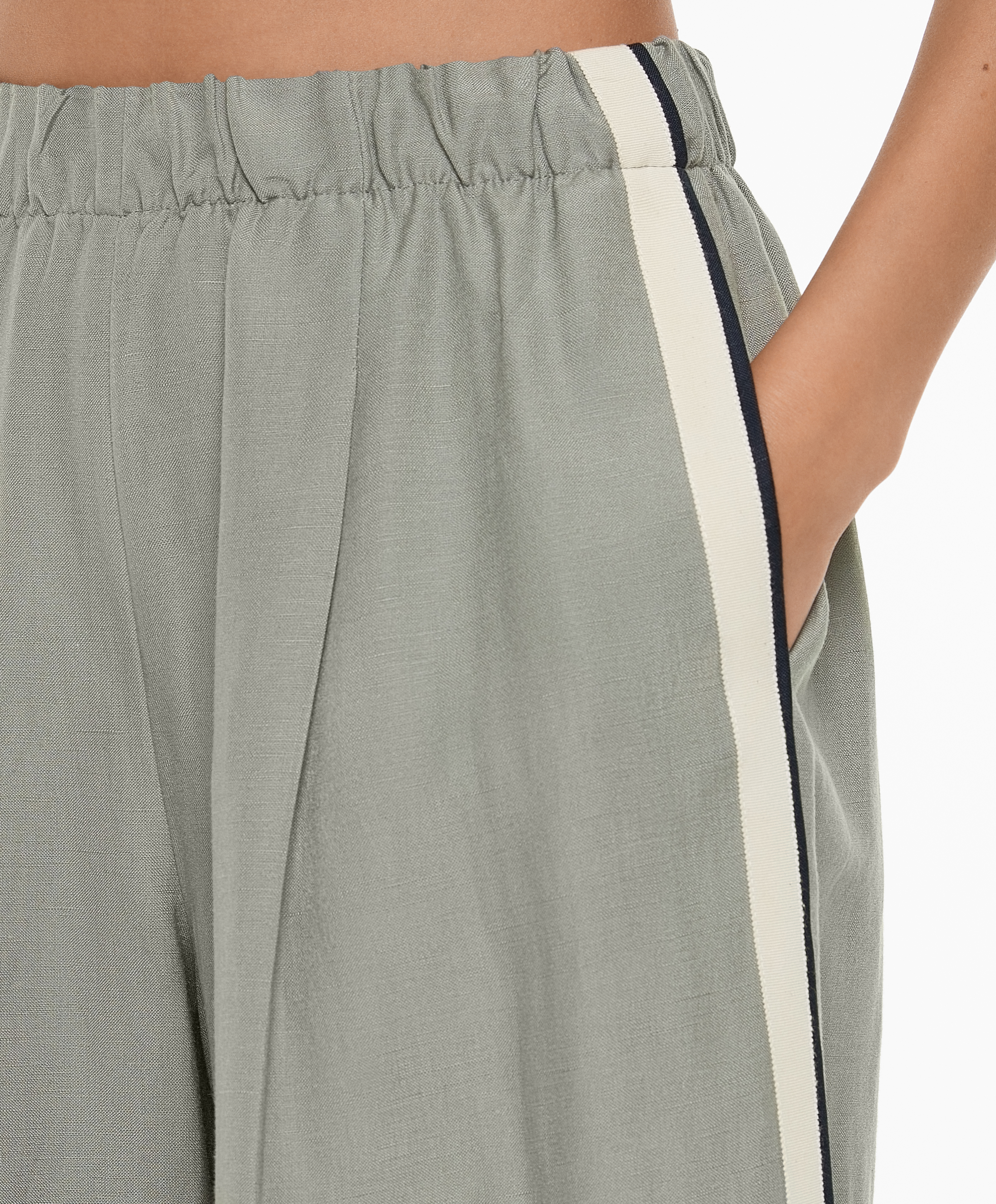 Trousers with linen appliqué along the sides