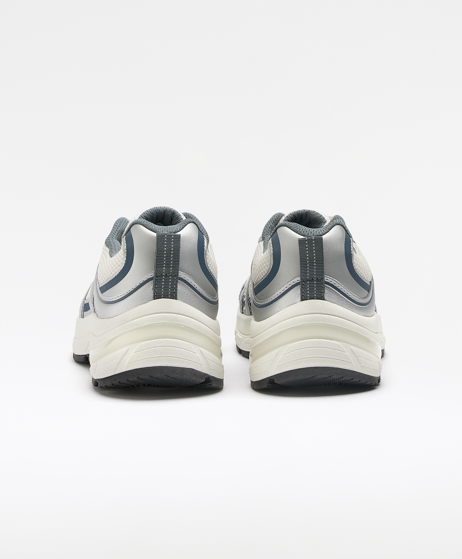 Running trainers with metallic pieces