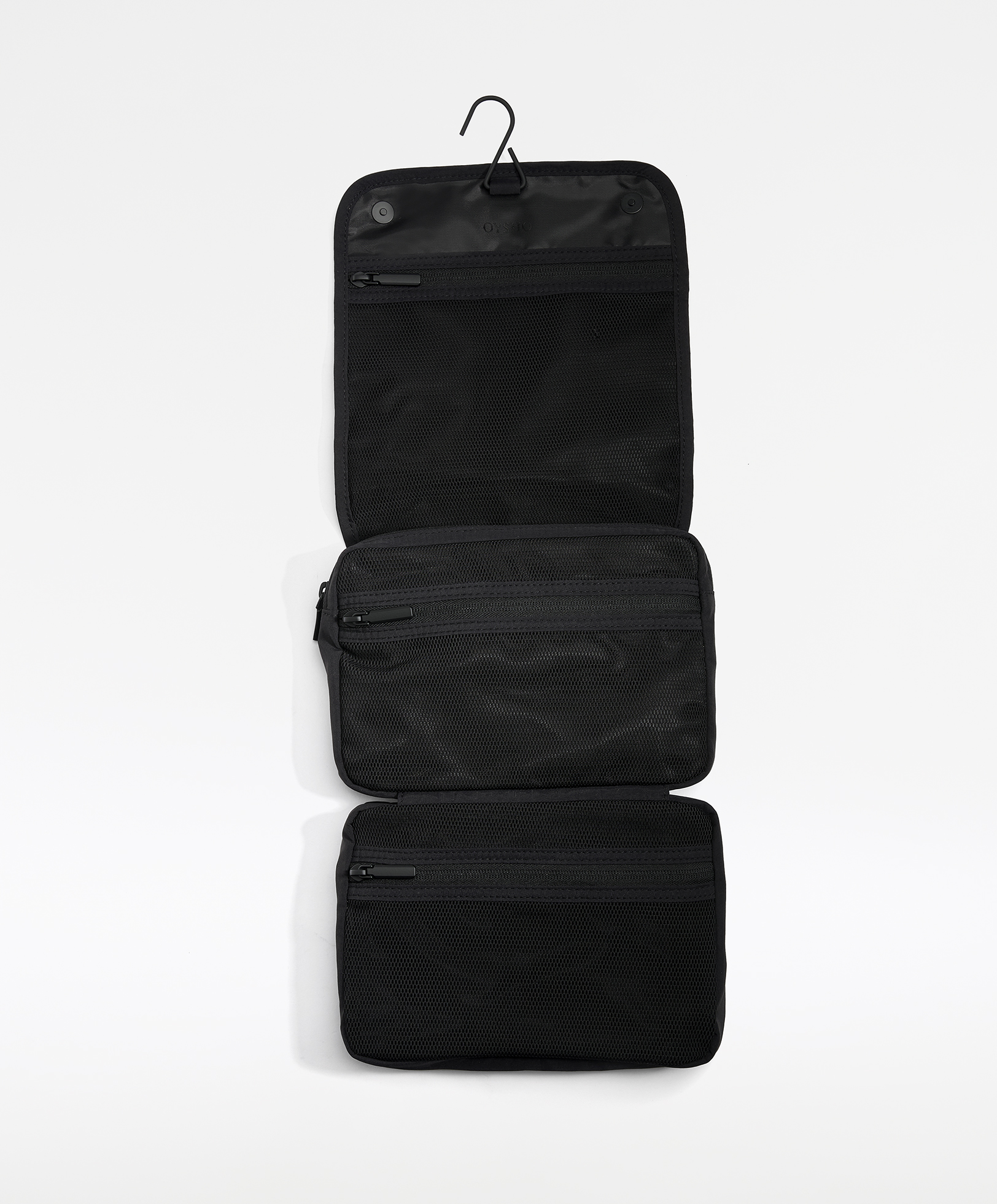 Hanging water-repellent wash bag