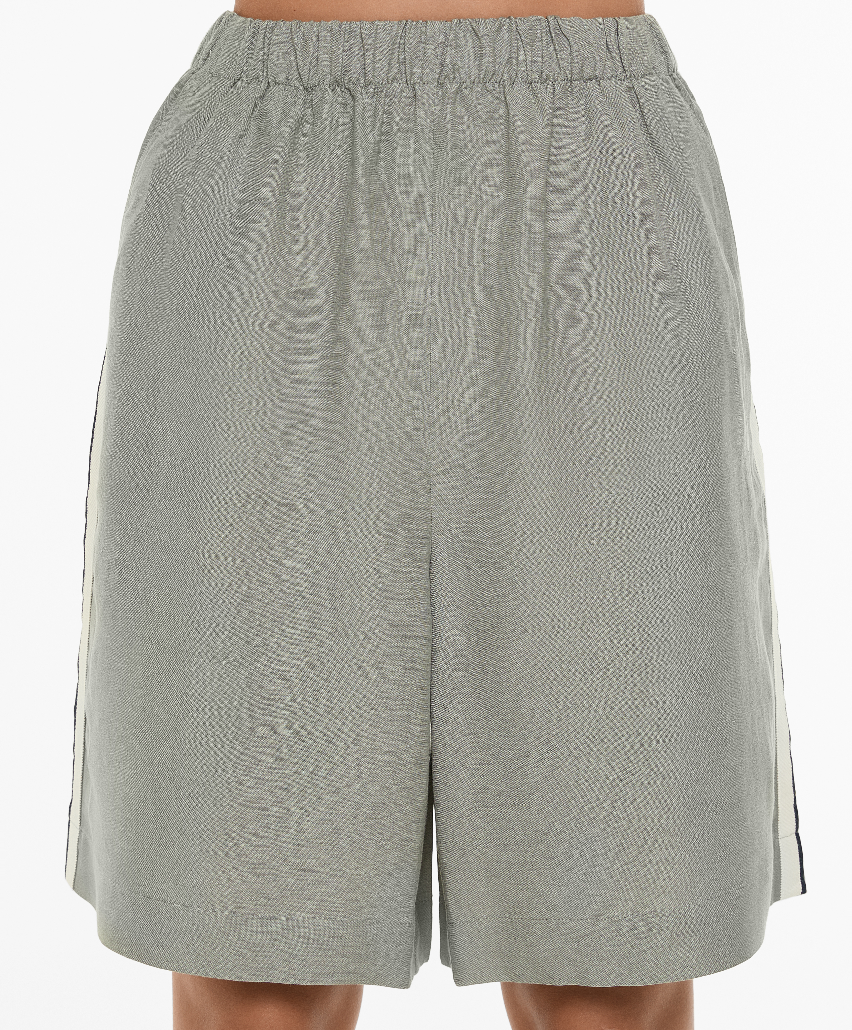 Bermuda shorts with linen appliqué along the sides