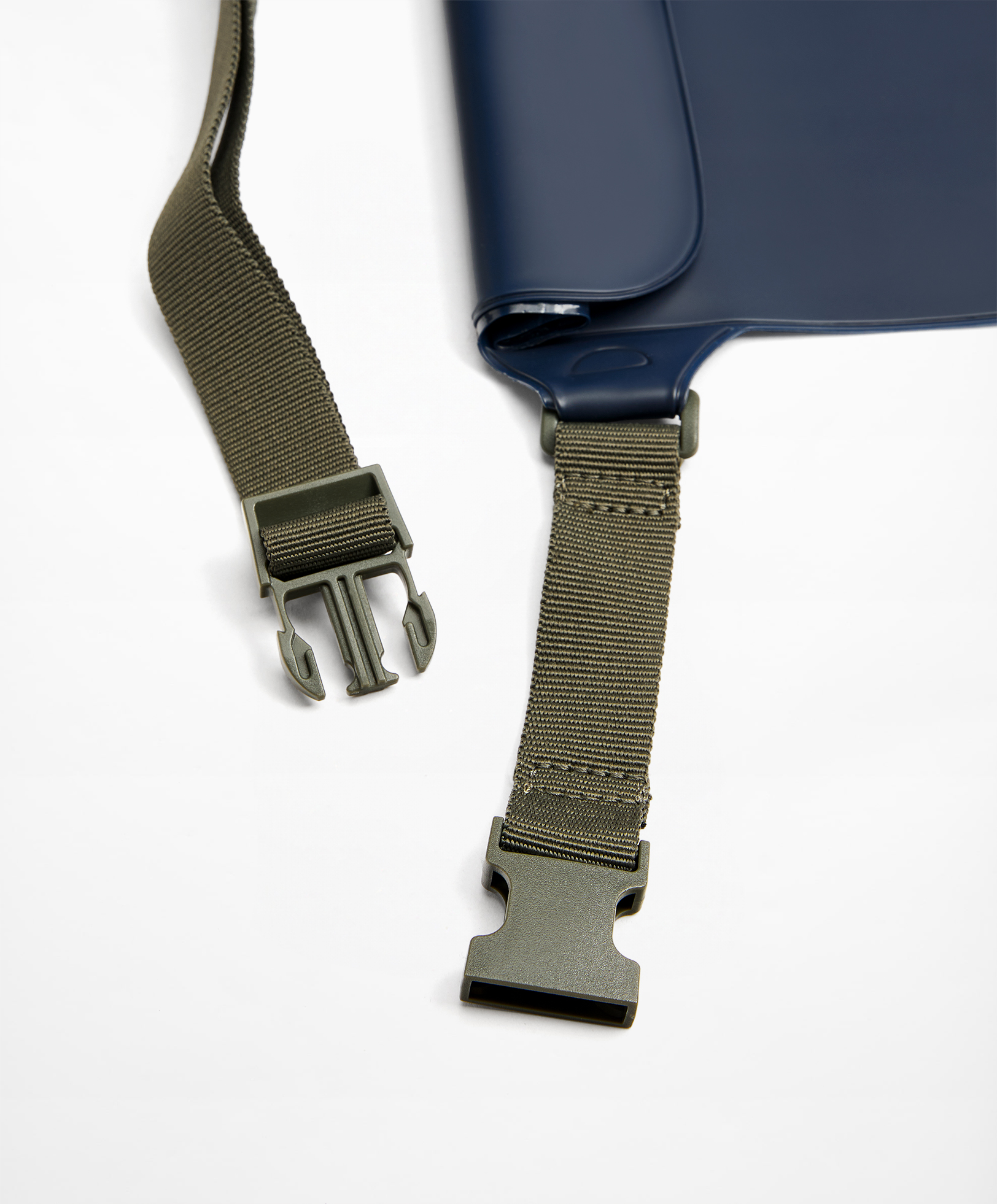 Water-resistant belt bag