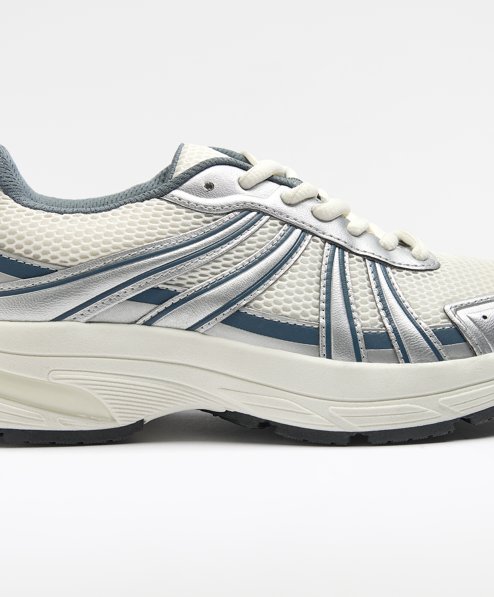 Running trainers with metallic pieces