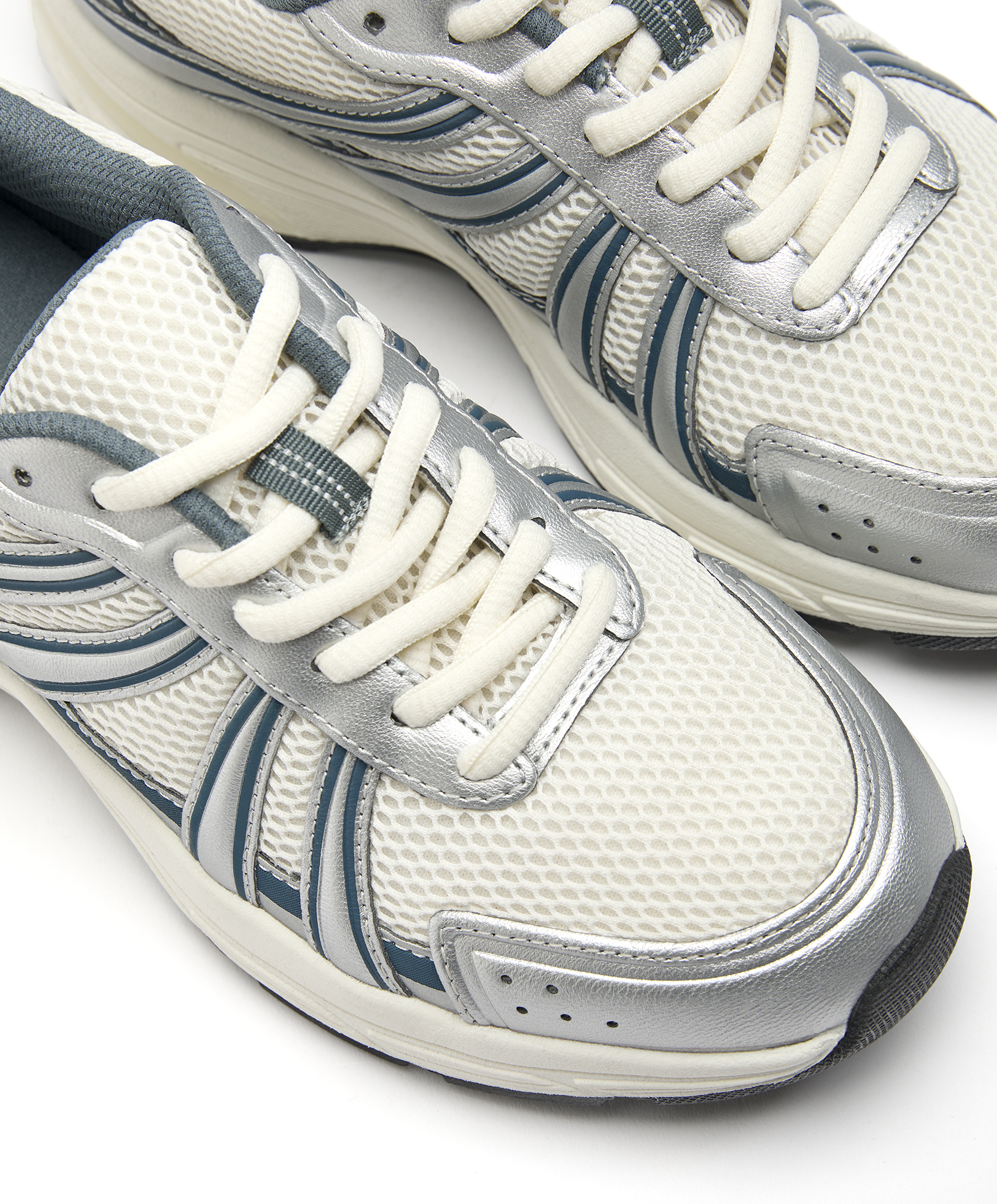 Running trainers with metallic pieces