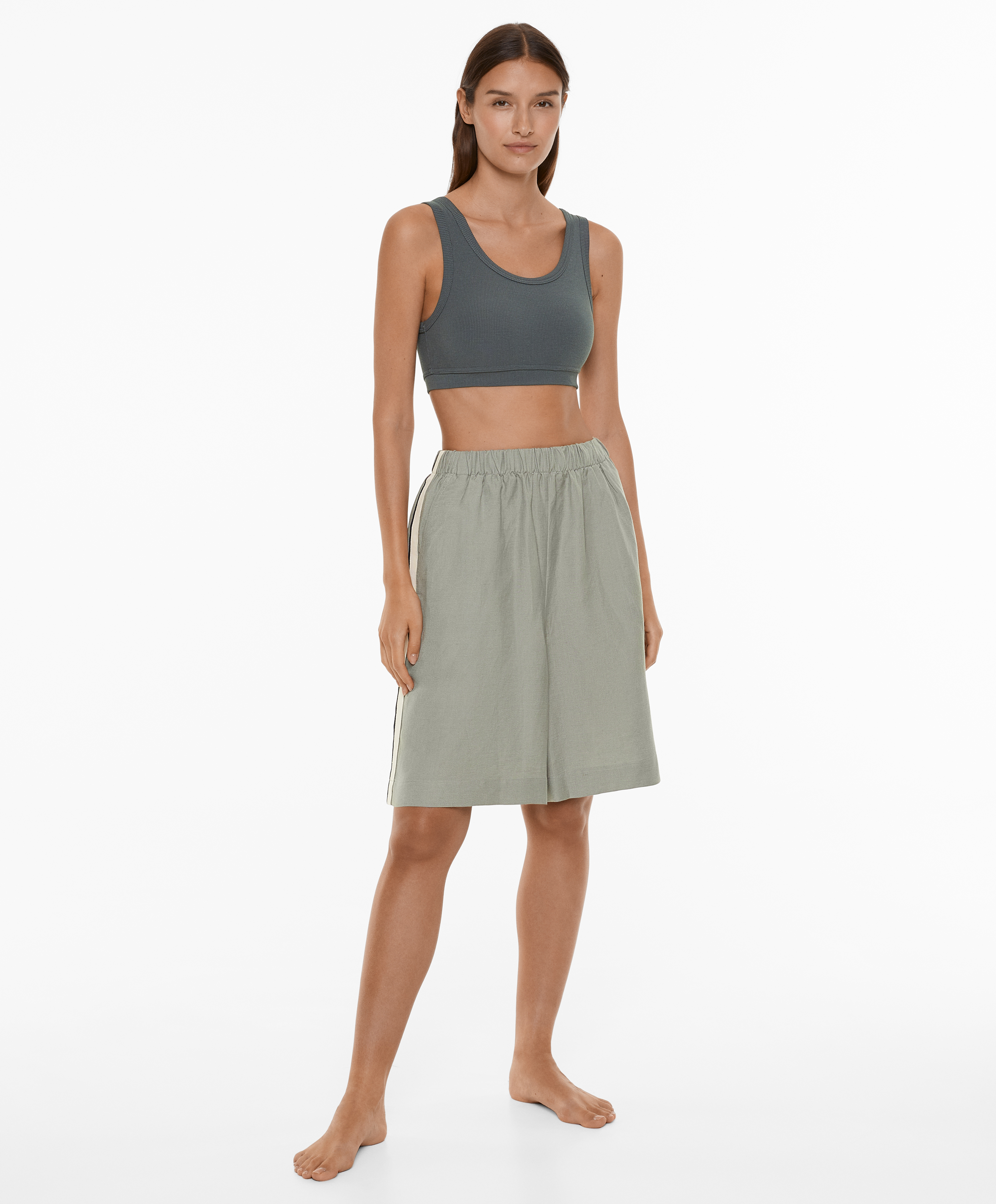 Bermuda shorts with linen appliqué along the sides