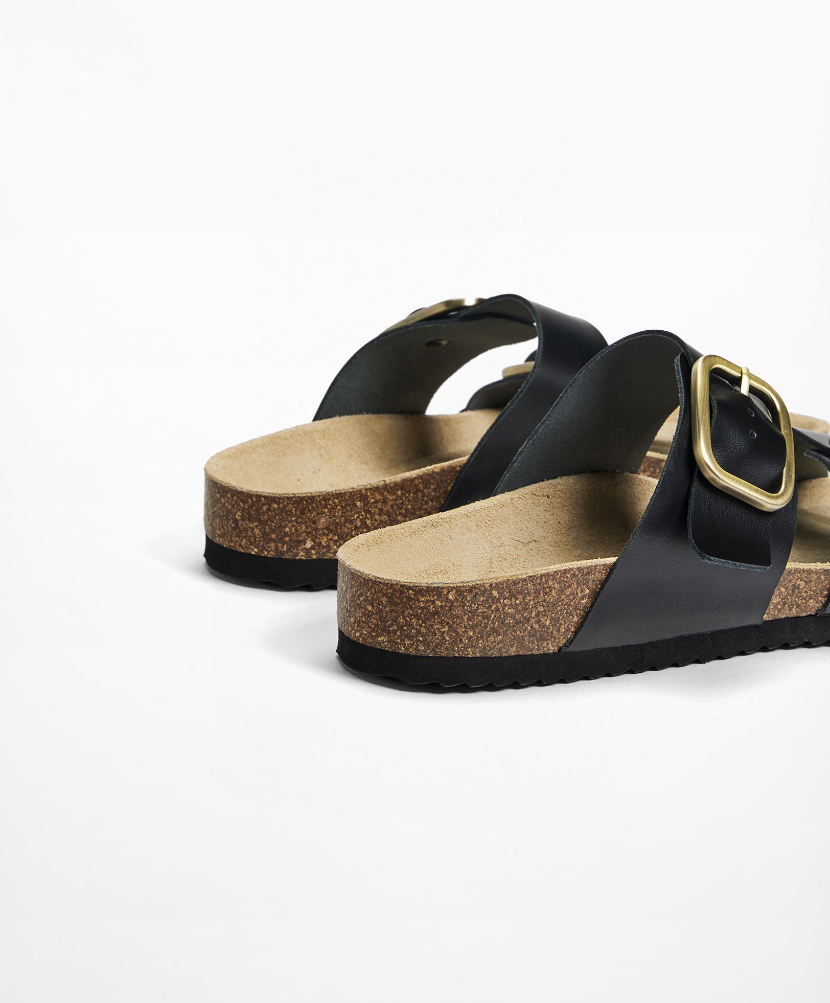 Leather sandals with buckle