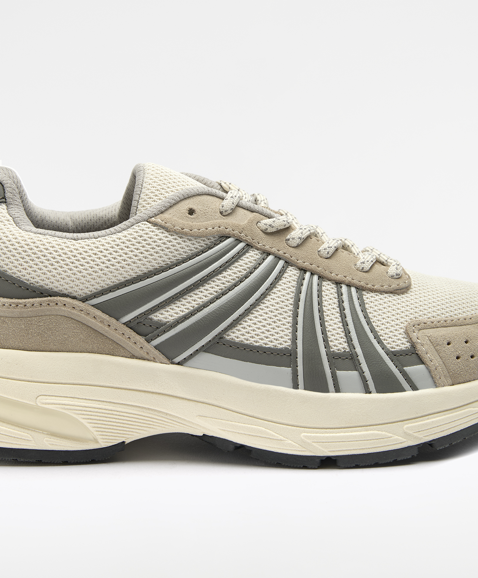 Running shoes with split-leather pieces