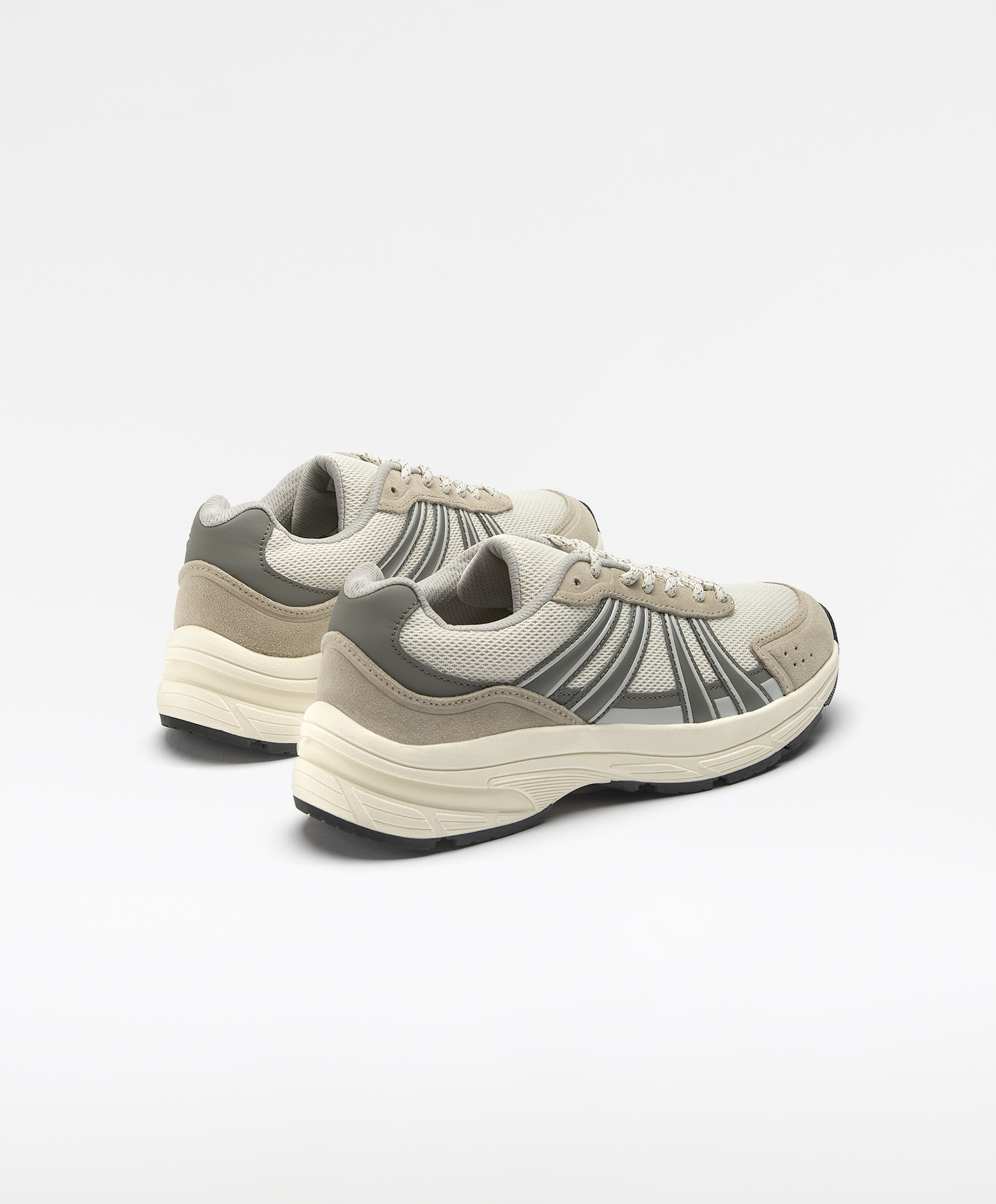 Running shoes with split-leather pieces