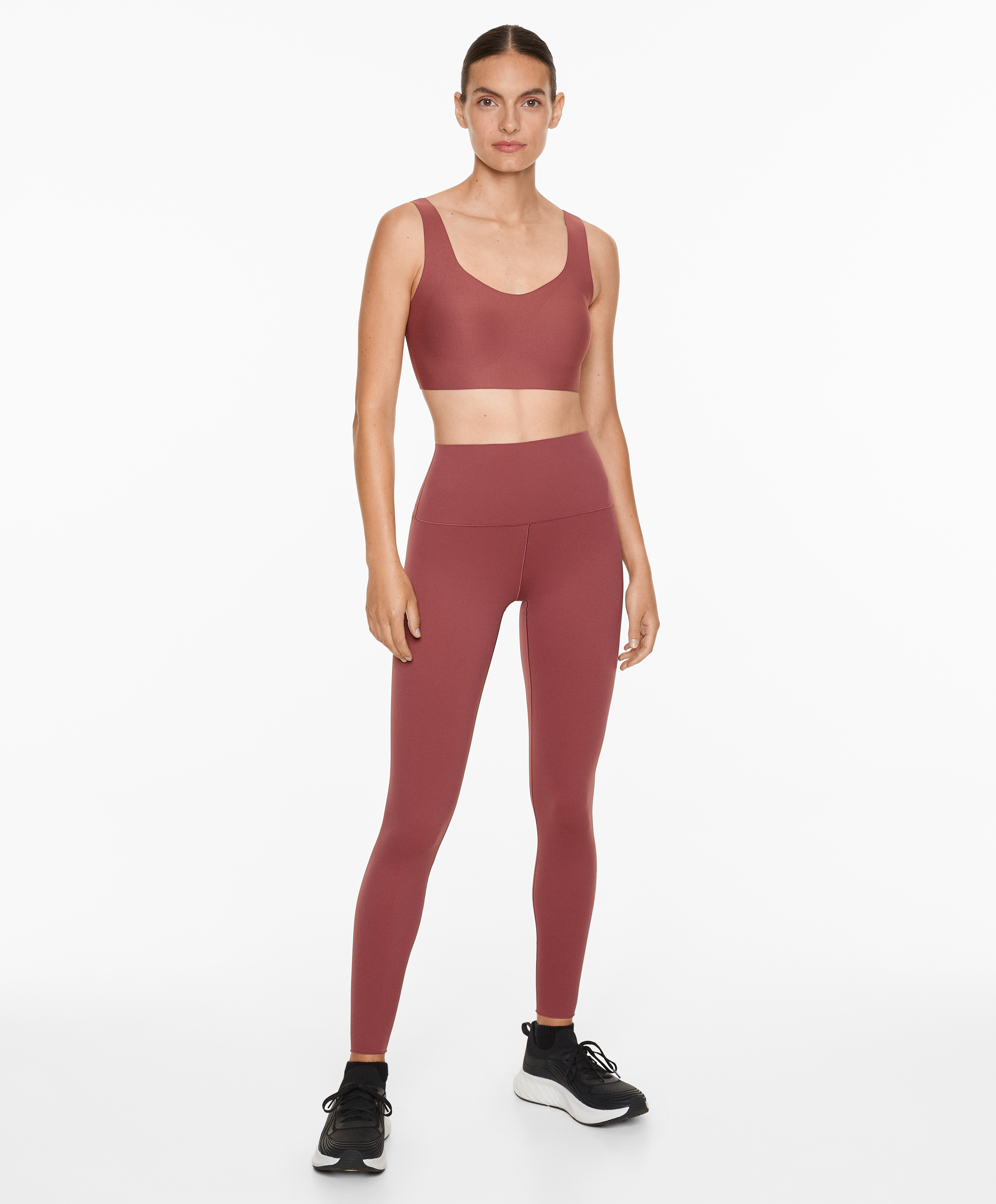 Perfect-adapt medium-support sports bra with cups