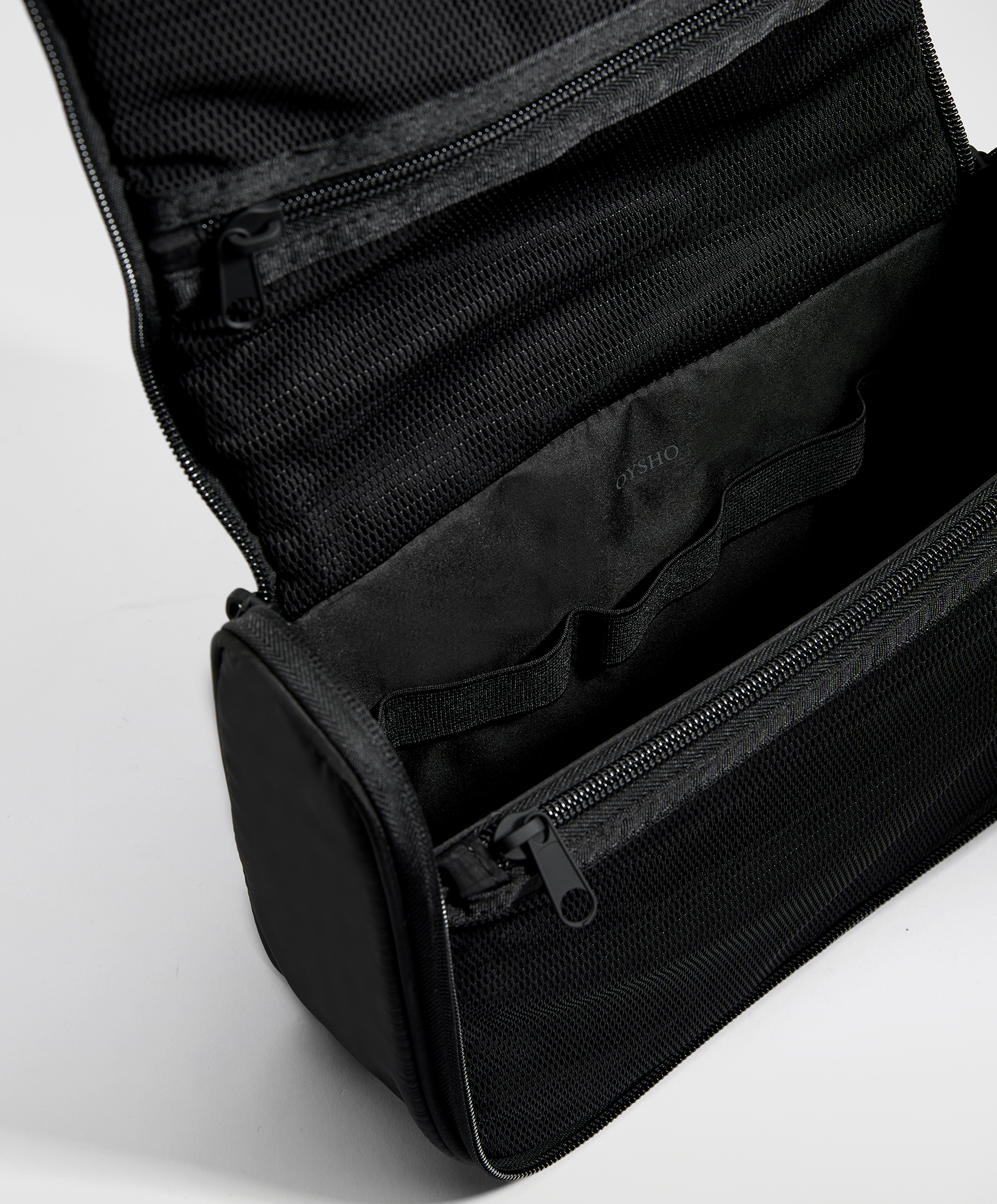 Hanging water-repellent wash bag